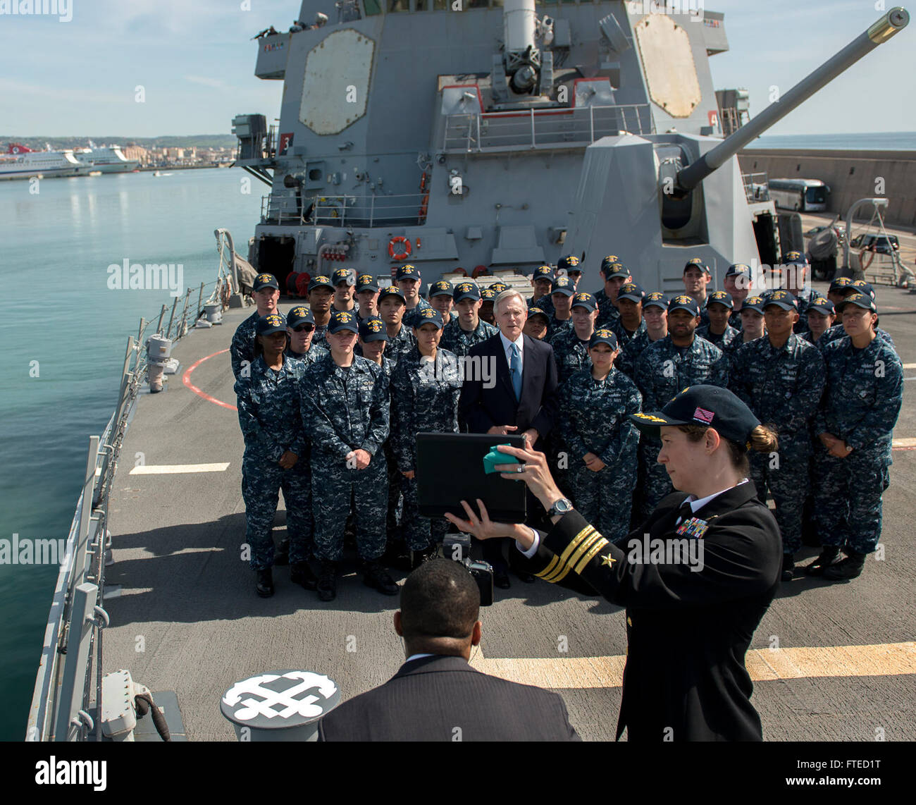 Dieses Bild zeigt den Marineminister Ray Mabus, der einen Marinespot auf dem Vorläufer der USS Bulkeley (DDG 84) im Mittelmeer filmt. Das Schiff ist Teil der Harry S. Truman Carrier Strike Group, die für die Sicherheit im Seeverkehr und für die Gefahrenabwehr im Theater eingesetzt wurde. Stockfoto