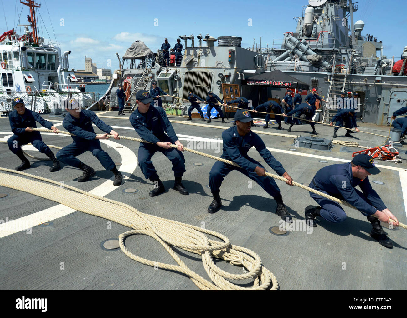 Seeleute an Bord der USS Ramage (DDG 61) arbeiten am Flugdeck, da das Schiff am 3. April 2014 in Haifa, Israel, anlegt. Diese Operation unterstützt die Bemühungen der USA im Bereich der Gefahrenabwehr im Seeverkehr im Gebiet der 6. Flotte. Stockfoto