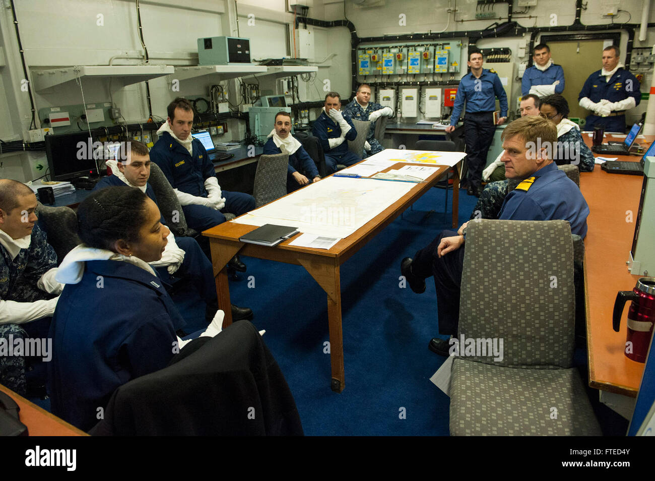 Das Foto zeigt den britischen Hintermann Ben J. Key über die Operationen an Bord der HMS illustrous während der Joint Warrior 14-1 Übung in der Nordsee. Diese Maßnahme zielte darauf ab, die Interoperabilität der NATO und der alliierten Marine in einem Umfeld mit mehreren Kriegen zu verbessern. Stockfoto