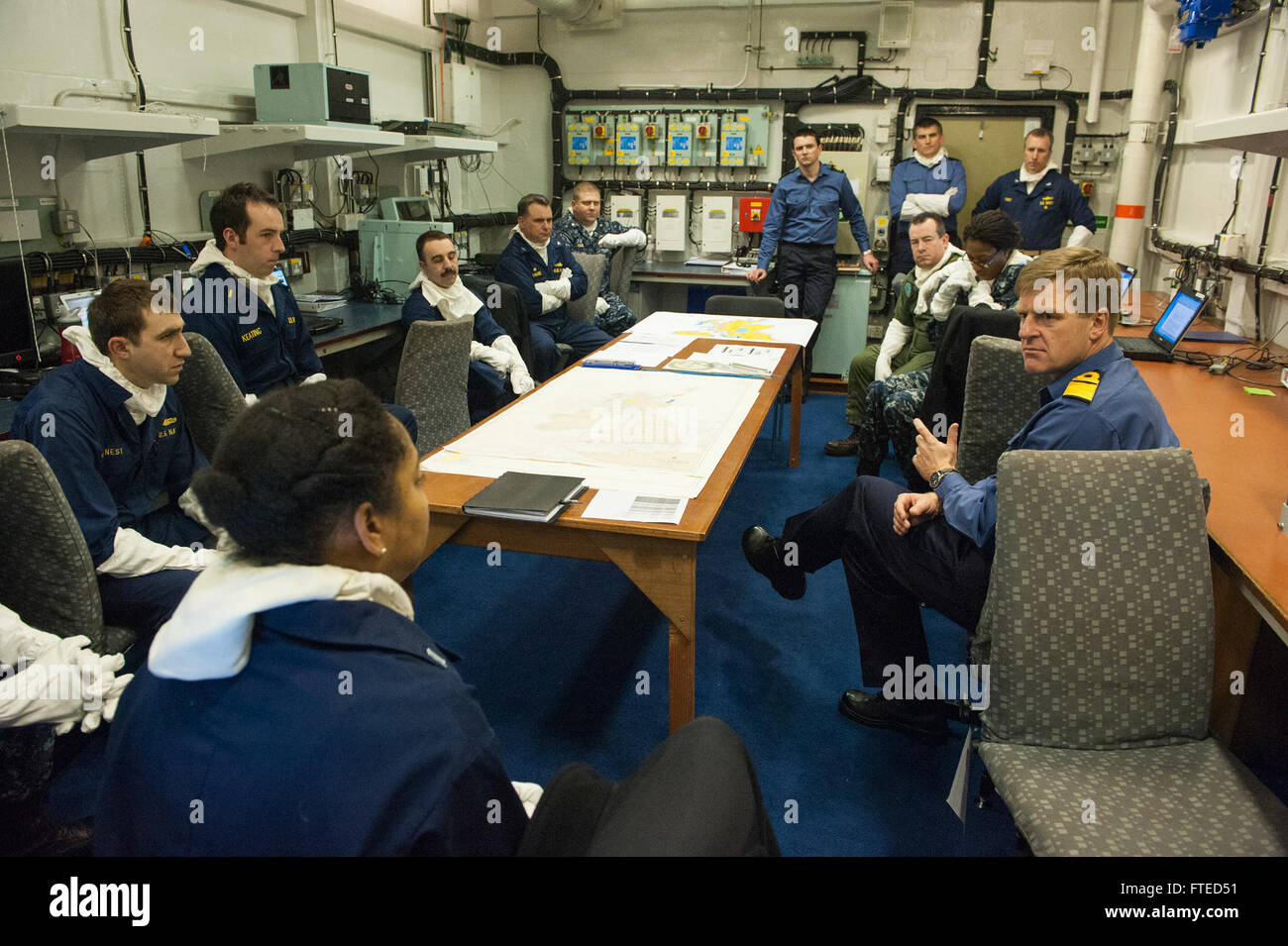 Dieses Foto zeigt den hinteren ADM Ben J. Key, der mit Stab der Zerstörergeschwader 26 an Bord der HMS illustrous während des Joint Warrior 14-1, einer von der NATO geführten militärischen Trainingsübung in der Nordsee, interagiert, um die Interoperabilität der alliierten Streitkräfte zu verbessern. Stockfoto