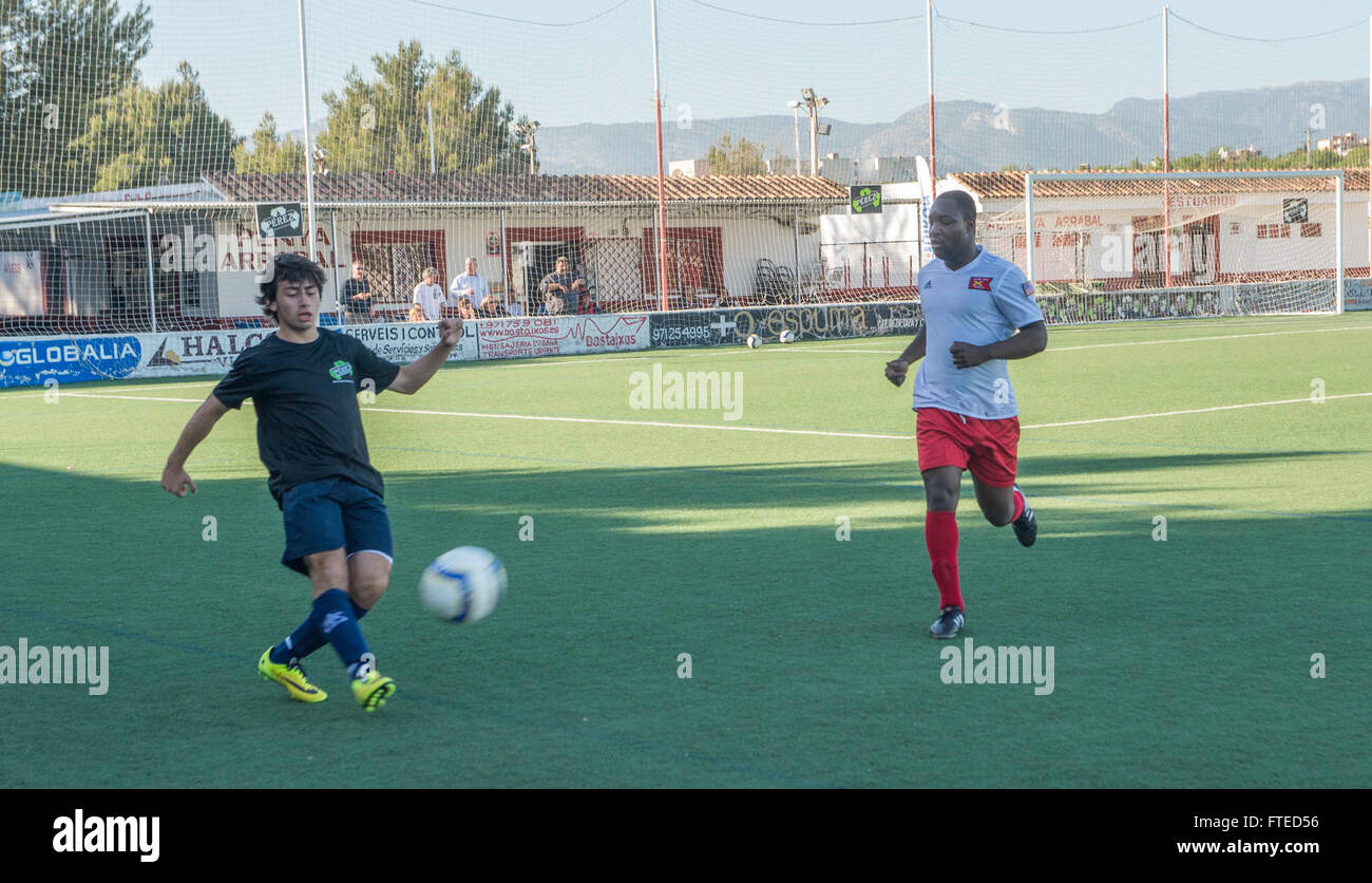 Am 6. April 2014 nahmen Seeleute und Marines der USS Harry S. Truman (CVN 75) bei einem Besuch in Palma de Mallorca an einem Fußballspiel mit der lokalen spanischen Mannschaft Pena Arrabal Teil. Diese Veranstaltung war Teil des Einsatzes des Schiffes zur Unterstützung von Maßnahmen zur Gefahrenabwehr und Zusammenarbeit im Seeverkehr. Stockfoto