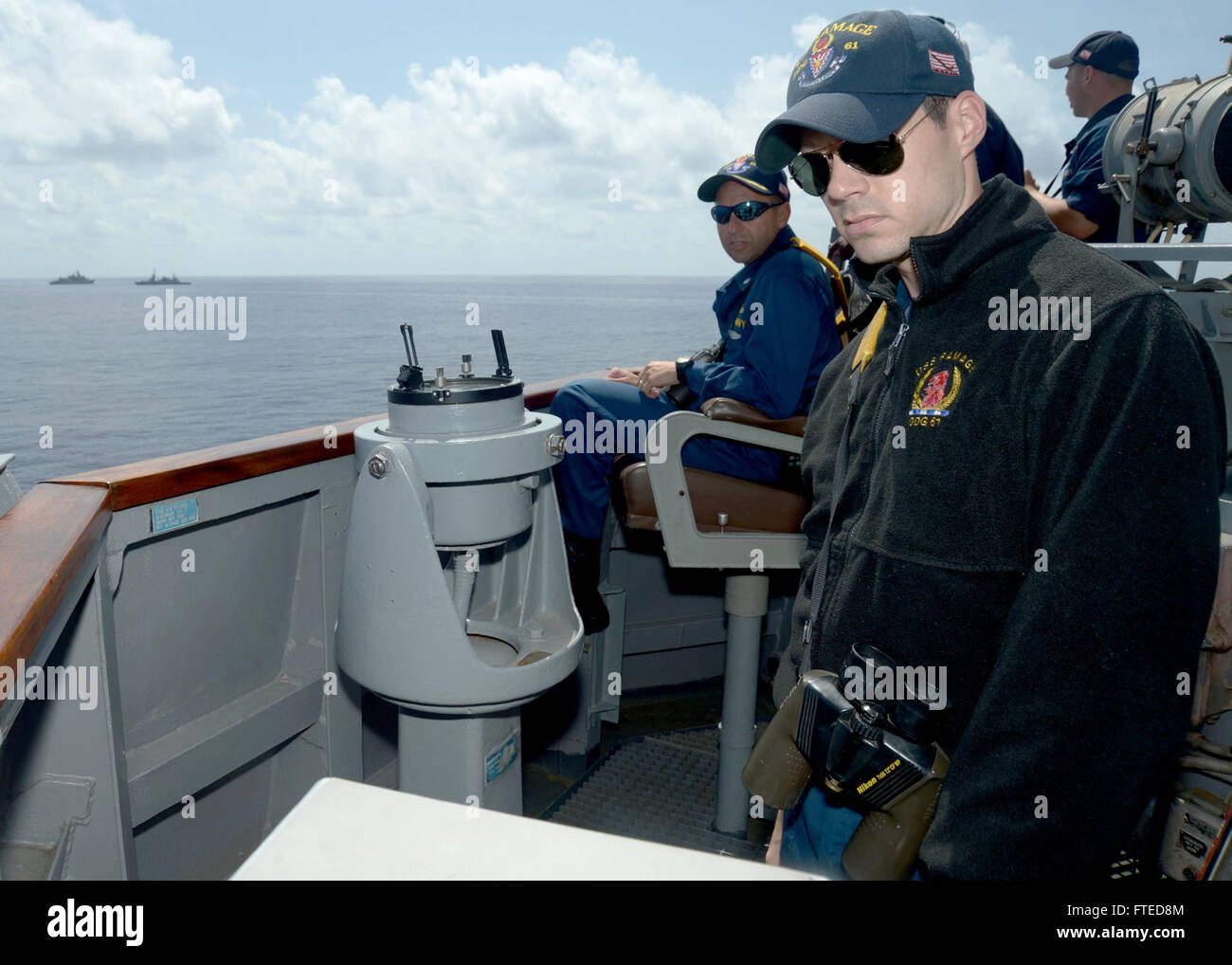 140409-N-CH661-653-Mittelmeer (9. April 2014) - Ensign Matthew Taber, Recht, steht die conning Offizier Uhr geführte Flugkörper Zerstörer USS Ramage (DDG-61) führt kleines Boot Operationen mit der griechischen Fregatte HS Salamis (F 455), links, und die israelischen SA 5-Klasse Korvette INS Eilat (501) zur Unterstützung der Übung edle Dina, einer jährlichen multinationalen Übung mit den hellenischen und israelische Marine. Ramage, Gridley in Norfolk, Virginia, ist auf eine geplante Bereitstellung unterstützen maritimer Sicherheitsoperationen und Sicherheitsbemühungen Zusammenarbeit Theater in den USA 6. Flotte Ar Stockfoto