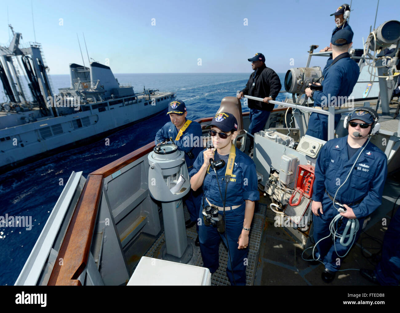 140411-N-CH661-112: MEDITERRANEAN SEA (11. April 2014) – Segler wachen auf der Brücke-Flügel von der geführte Flugkörper-Zerstörer USS Ramage (DDG-61) während einer laufenden Nachschub mit dem französischen Befehl und Nachschub Schiff Var (A608). Ramage, Gridley in Norfolk, Virginia, ist auf eine geplante Bereitstellung unterstützen maritimer Sicherheitsoperationen und Sicherheitsbemühungen Zusammenarbeit Theater in den USA 6. Flotte Einsatzgebiet. (Foto: U.S. Navy Mass Communication Specialist 2. Klasse Jared King/freigegeben)  Nehmen Sie das Gespräch auf Twitter (https://twitter.com/naveur navaf) folgen Sie uns auf Facebo Stockfoto