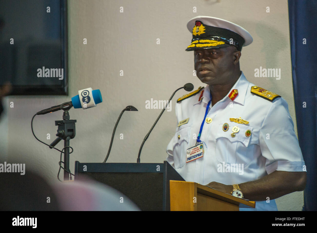 140416-N-ZE250-038 LAGOS, Nigeria (16. April 2014) - Rear Admiral Si Alade, Flaggoffizier kommandierenden Western Naval Command, liefert Bemerkungen bei der Eröffnungsfeier für das Jahr 2014 Obangame Express. Obangame Express ist eine Golf von Guinea ansässigen multinationalen maritimen Übung zur Verbesserung der Zusammenarbeit, Verbot Know-how und Informationsaustausch zwischen West- und zentralafrikanischen maritime Kraft um die Sicherheit des Seeverkehrs und Sicherheit in der Region zu erhöhen. (US Navy Foto von Massenkommunikation Spezialist Seemann Weston Jones/freigegeben) Stockfoto