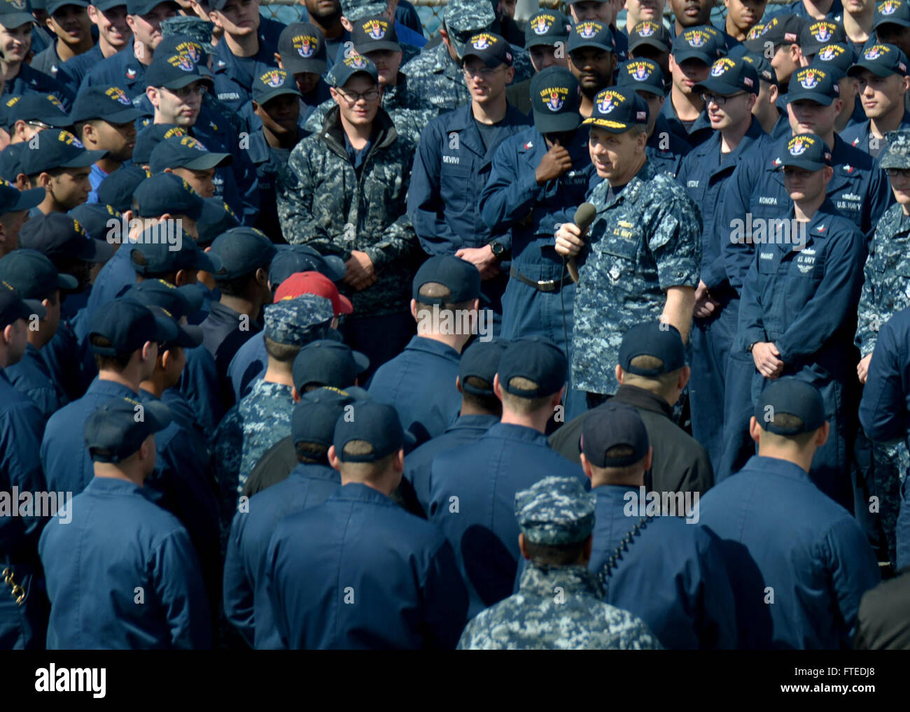 Phil Davidson, Kommandeur der 6. US-Flotte, spricht am 17. April 2014 an die Besatzung der USS Ramage (DDG 61) in Augusta Bay, Italien. Die USS Ramage, ein Raketenzerstörer, wird zur Unterstützung der Zusammenarbeit im Bereich der Seeverkehrssicherheit und der Theatersicherheit im Einsatzgebiet der 6. US-Flotte eingesetzt. Stockfoto