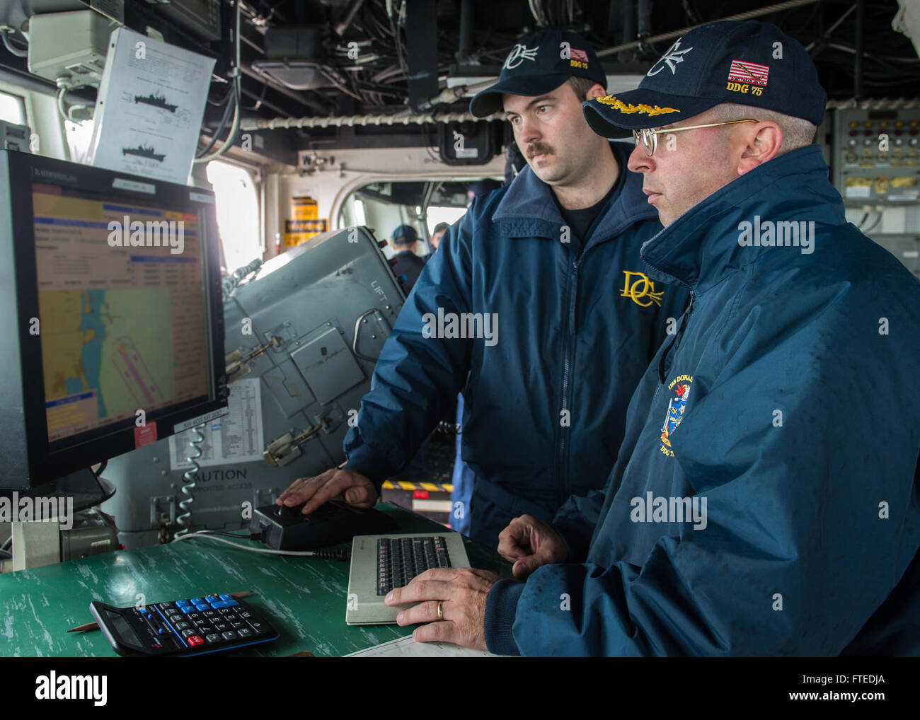 140417-N-KE519-001: CONSTANTA, Rumänien (17. April 2014) - Commander Scott Jones, rechts, Kommandierender Offizier der vorwärts bereitgestellt Arleigh Burke-Klasse geführte Flugkörper Zerstörer USS Donald Cook (DDG 75) und Joshua Lt.j.g. Howell, Donald Cook Navigation Offizier, plot einen Kurs für das Schiff, wie er, Constanta, Rumänien fährt. Donald Cook, die erste der vier Zerstörer der Arleigh-Burke-Klasse in Rota, Spanien, nach vorne bereitgestellt werden auf einer geplanten Patrouille in den USA dient 6. Flotte Einsatzgebiet als Teil der der Präsident Europäische Phased Adaptive Ansatz (EPAA) zur Raketenabwehr in Europ Stockfoto