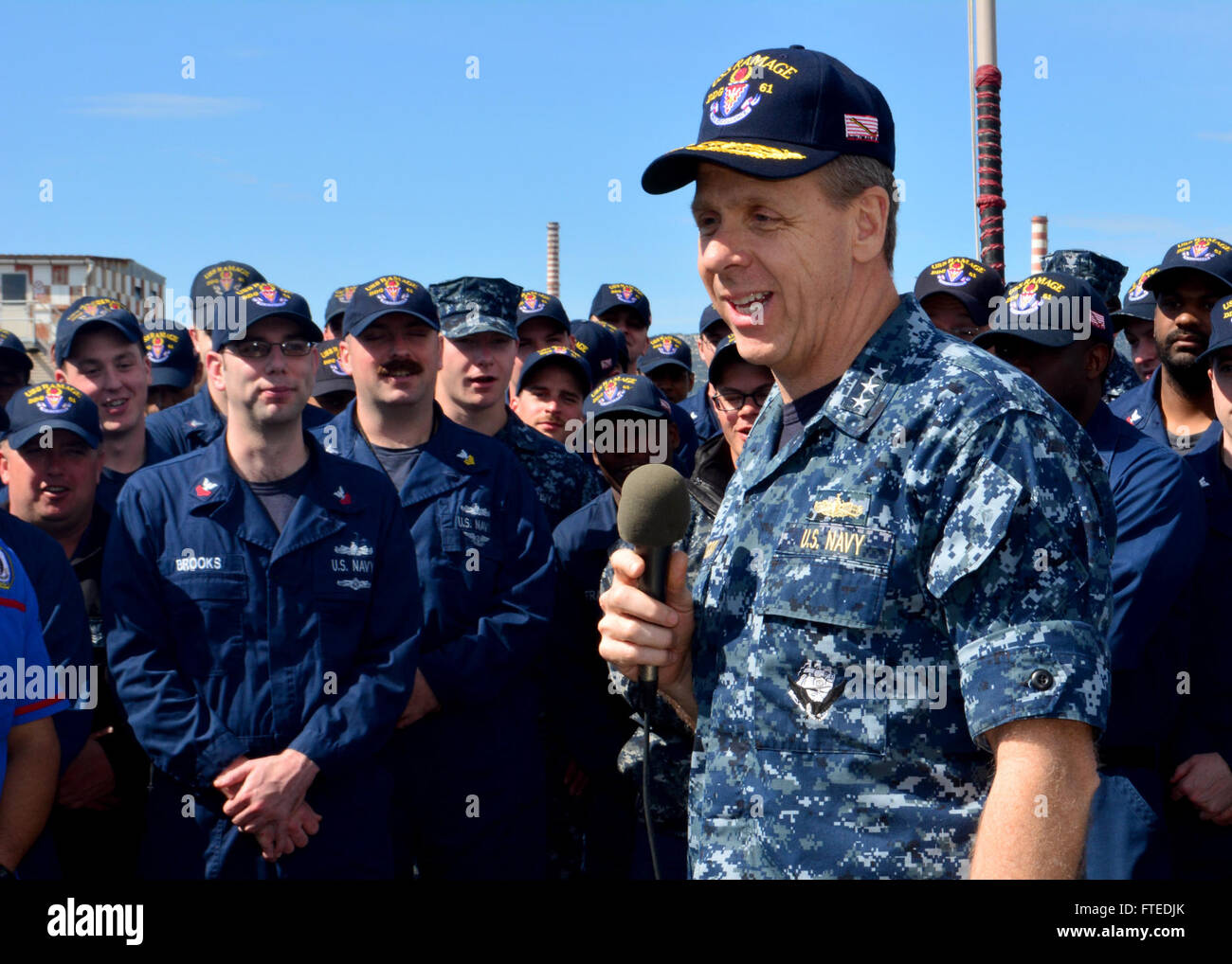 Phil Davidson, Kommandeur der 6. US-Flotte, spricht am 17. April 2014 an Bord der USS Ramage (DDG 61) in Augusta Bay, Italien, an. Die USS Ramage wurde in Norfolk, Virginia, stationiert und unterstützte die maritimen Sicherheitseinsätze. Stockfoto