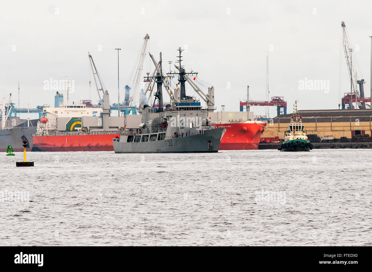 140421-N-ZE250-077 LAGOS, Nigeria (21. April 2014) - zieht nigerianischen Marineschiff Thunder (F90) mit Anschluss an die nigerianische Western Naval Command nach Teilnahme an Obangame Express 2014.Obangame Express ist eine US Africa Command-geförderten multinationalen maritimen Übung zur Erhöhung der Sicherheit im Seeverkehr und Sicherheit in den Golf von Guinea. (US Navy Foto von Massenkommunikation Spezialist Weston Jones/freigegeben) Stockfoto