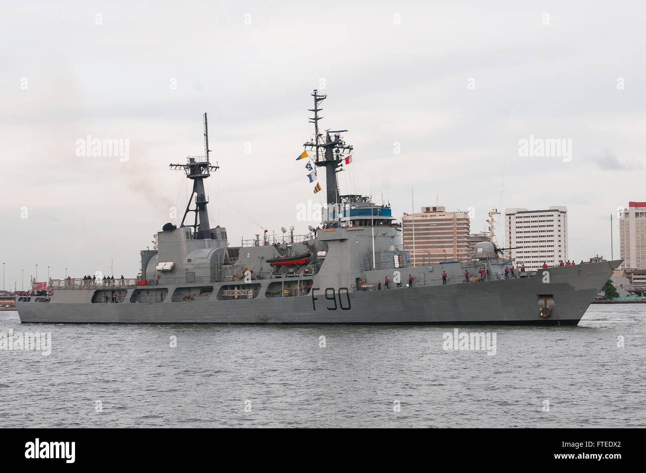 140421-N-ZE250-128 LAGOS, Nigeria (21. April 2014) - zieht nigerianischen Marineschiff Thunder (F90) mit Anschluss an die nigerianische Western Naval Command nach der Teilnahme an Obangame Express 2014. Obangame Express ist eine US Africa Command-geförderten multinationalen maritimen Übung zur Erhöhung der Sicherheit im Seeverkehr und Sicherheit in den Golf von Guinea. (US Navy Foto von Massenkommunikation Spezialist Weston Jones/freigegeben) Stockfoto