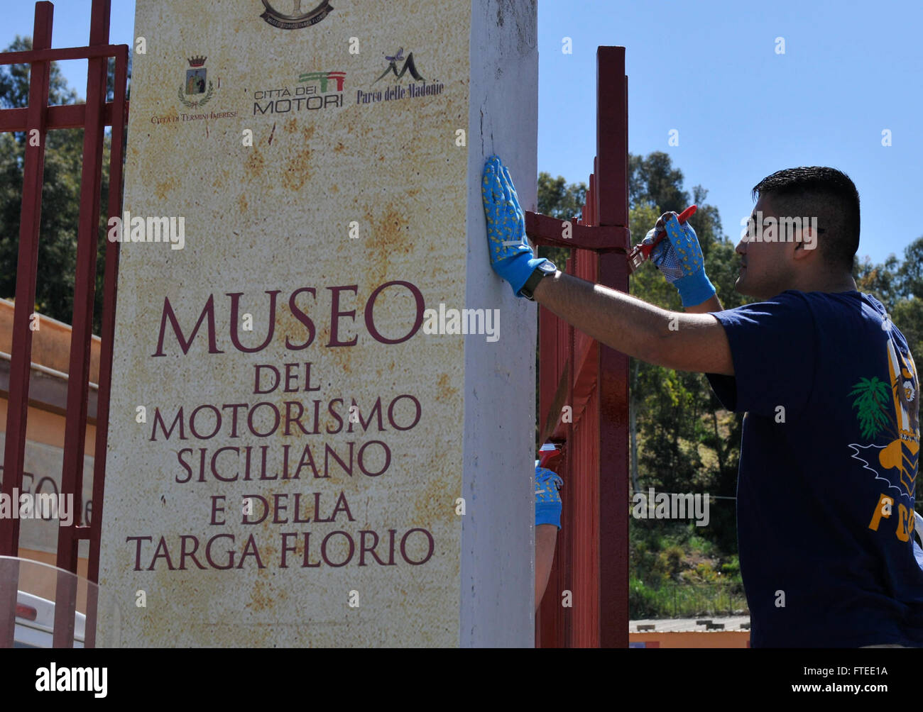 Saul Arroyocalderon von VP-9 beteiligt sich an einem Gemeinschaftsprojekt im Targa Florio Museum in Sigonella, Sizilien. Die Targa Florio wurde 1906 gegründet und ist das älteste Freistraßenrennen. VP-9 ist derzeit im US-Gebiet der 6. Flotte stationiert. Stockfoto