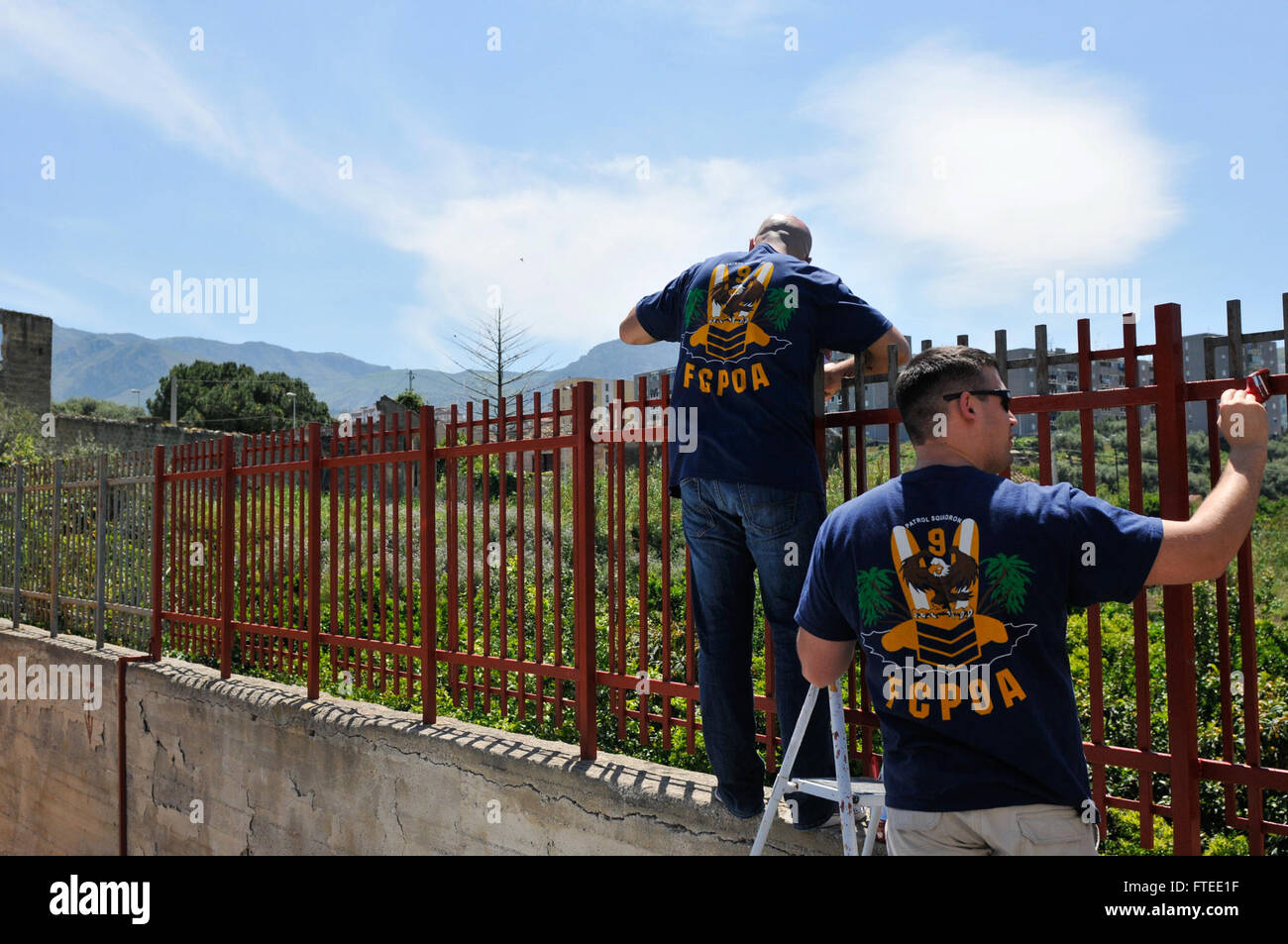 140424-N-MV308-852 PALERMO, Sizilien (24. April 2014) - Teilnahme eines Gemeindeprojektes Beziehungen (COMREL) bei der Targa Florio Museum Segler aus der First Class Petty Officer Association zugewiesen, Patrol Squadron (VP) 9. Im Jahre 1906 gegründet, die Targa Florio war Teil der Sportwagen-Weltmeisterschaft zwischen 1955 und 1973 und ist die älteste offene Straße Langstrecken-Automobil-Rennen. VP-9 wird nach vorn in die USA eingesetzt 6. Flotte Aufgabengebiet und CTF 67, verantwortlich für die taktische Kontrolle der bereitgestellten maritime Patrol und Aufklärung Geschwader in die Europea gegenwärtig zugewiesen ist Stockfoto