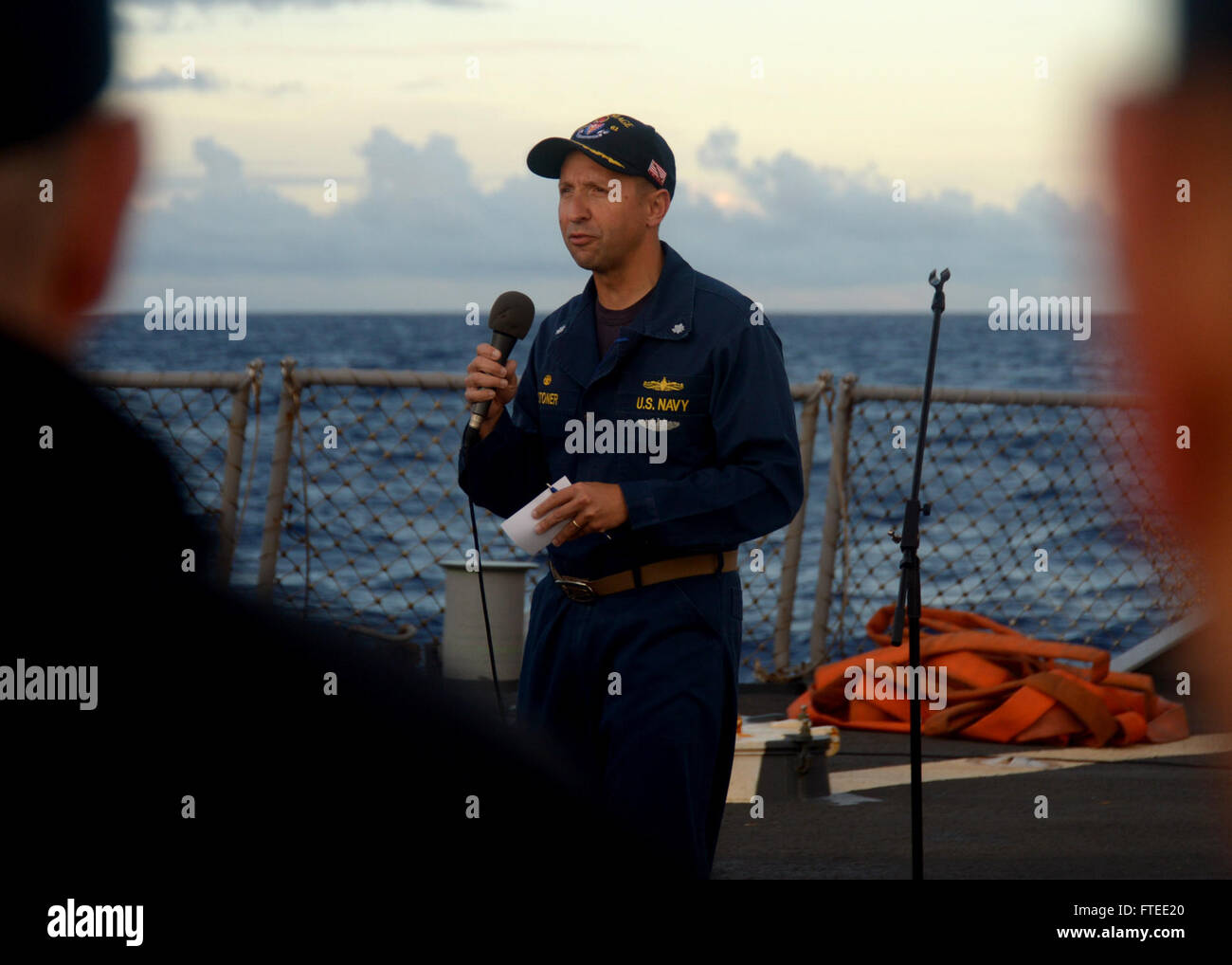 Cmdr. John D. Stoner, Befehlshaber der USS Ramage (DDG 61), spricht die Besatzung während eines Allhändlers auf dem Cockpit an. Die USS Ramage wird eingesetzt, um Operationen im Bereich der Gefahrenabwehr im Seeverkehr im Einsatzgebiet der 6. Flotte der USA zu unterstützen und so zu regionalen Sicherheits- und Kooperationsbemühungen beizutragen. Stockfoto