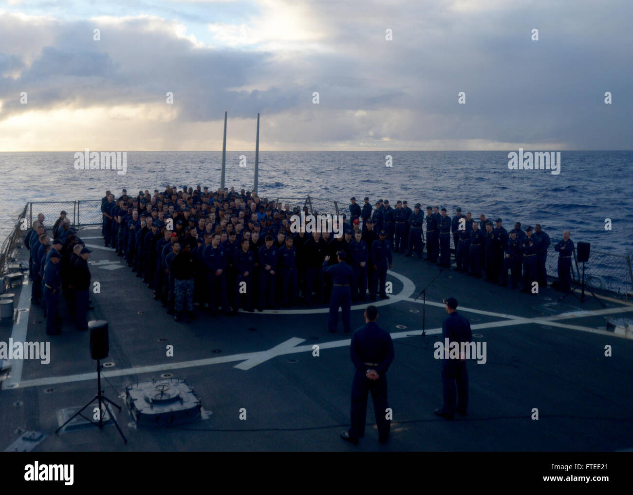 Ein Foto von Commander. John D. Stoner, befehlshabender Offizier der USS Ramage, führt einen Allhandanruf auf dem Flugdeck durch. Das Bild spiegelt die Operationen der US-Marine und die Bemühungen zur maritimen Sicherheit im Atlantik wider. Stockfoto