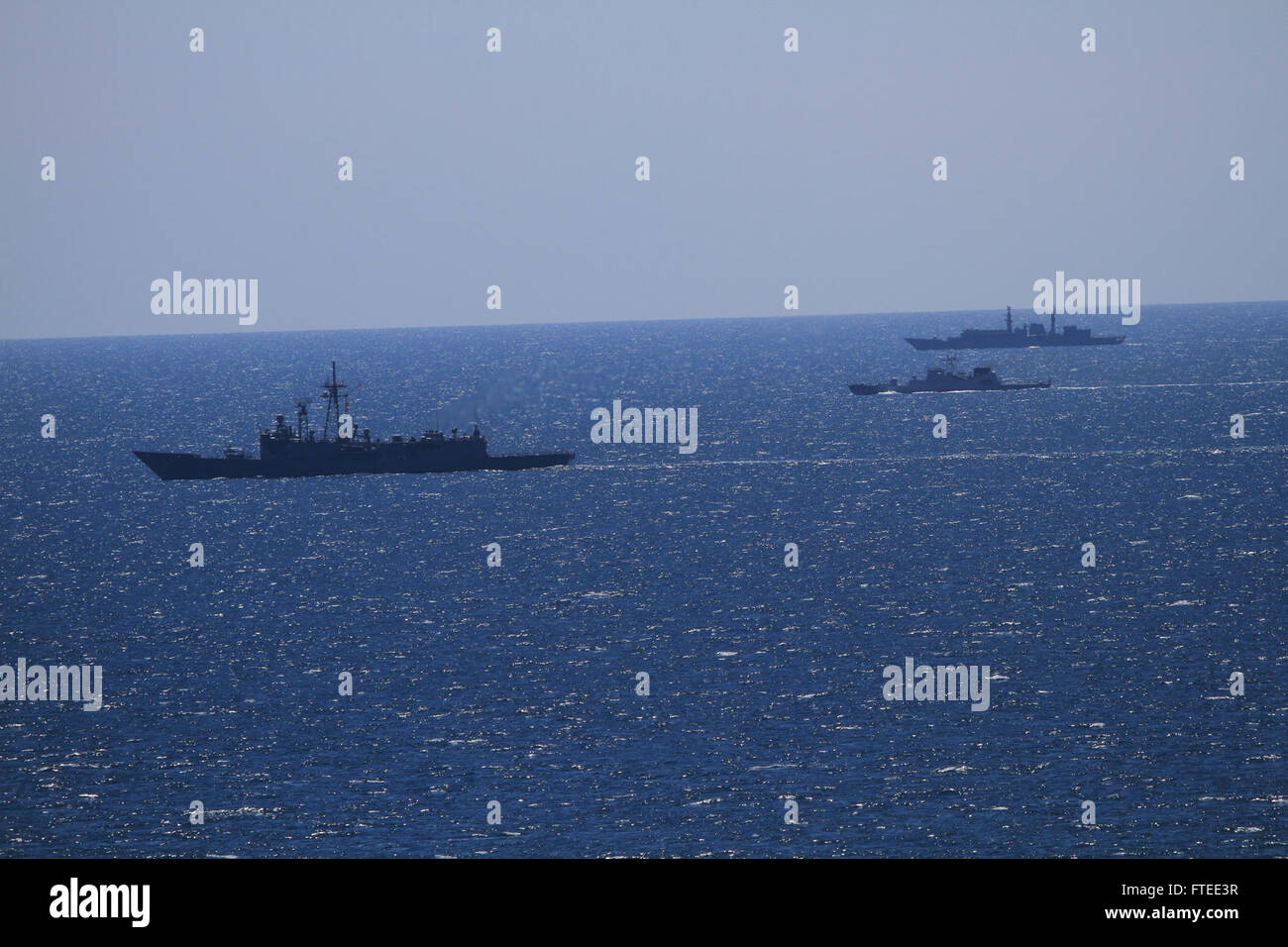 Die USS Taylor (FFG 50), eine Fregatte mit Lenkraketen, nimmt an einer bilateralen Übung mit den rumänischen Schiffen ROS Regele Ferdinand (F221) und ROS Macelariu (F265) im Schwarzen Meer Teil. Die Operation unterstreicht die Zusammenarbeit zwischen den NATO-Verbündeten bei der Aufrechterhaltung der maritimen Sicherheit in der Region. Stockfoto Die USS Taylor (FFG 50), eine Fregatte mit Lenkraketen, nimmt an einer bilateralen Übung mit den rumänischen Schiffen ROS Regele Ferdinand (F221) und ROS Macelariu (F265) im Schwarzen Meer Teil. Die Operation unterstreicht die Zusammenarbeit zwischen den NATO-Verbündeten bei der Aufrechterhaltung der maritimen Sicherheit in der Region. Stockfoto