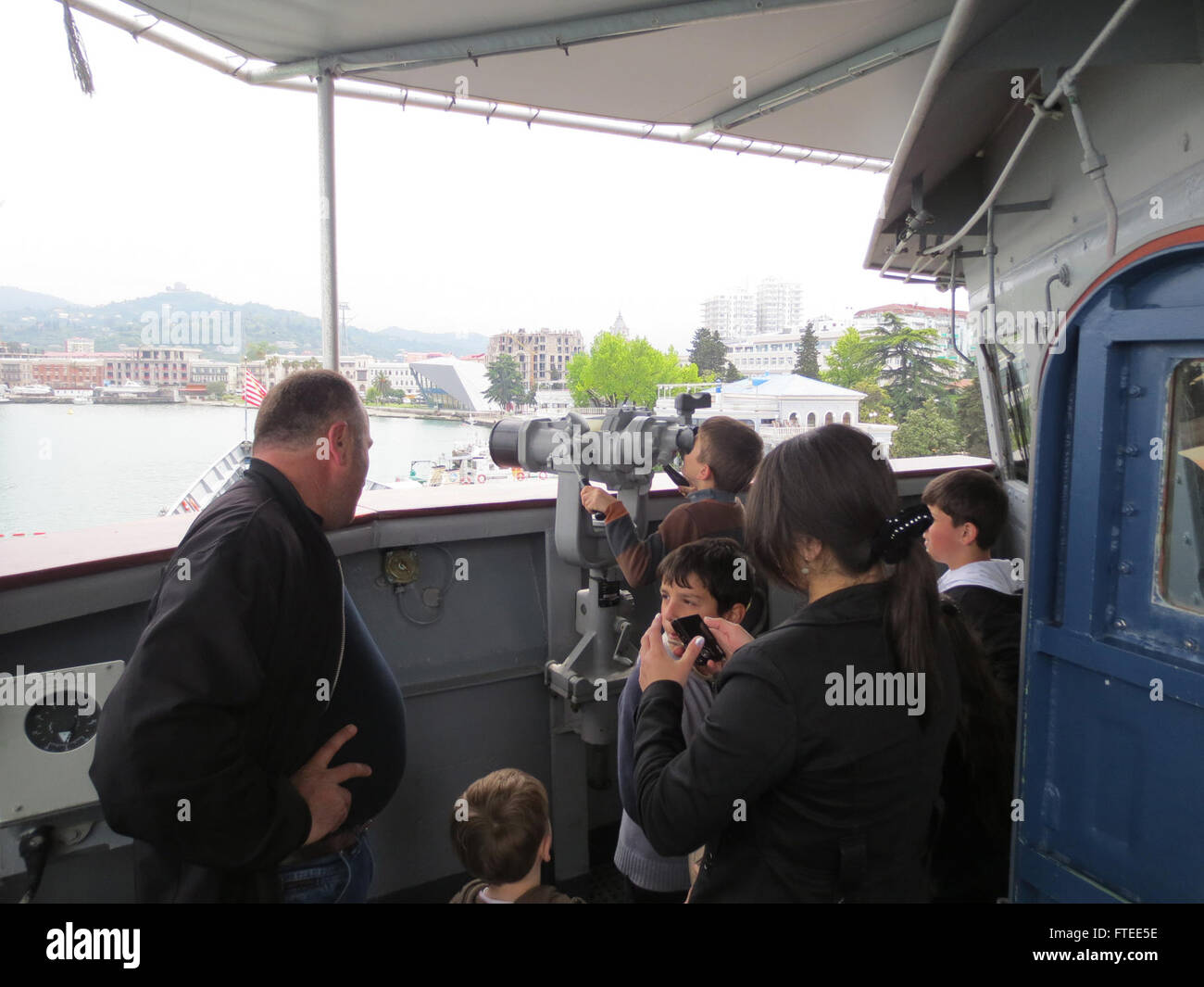 140509-N-NZ411-005 BATUMI, Georgien (9. Mai 2014) - amerikanische Botschaftspersonal und ihrer Familien-Tour der geführte Raketen Fregatte USS Taylor (FFG 50), während das Schiff in Batumi, Georgien für einen Port ist zu besuchen. Taylor, Gridley in Mayport, FL., in einer Multi-mission Rolle in den USA bereitgestellt wird 6. Flotte Einsatzgebiet für die regionale maritime Sicherheit beizutragen und Operationen der NATO und Bereitstellungen in der gesamten Region zu unterstützen. (US Navy Foto von Lt. j.g. David Hancock/freigegeben) Stockfoto