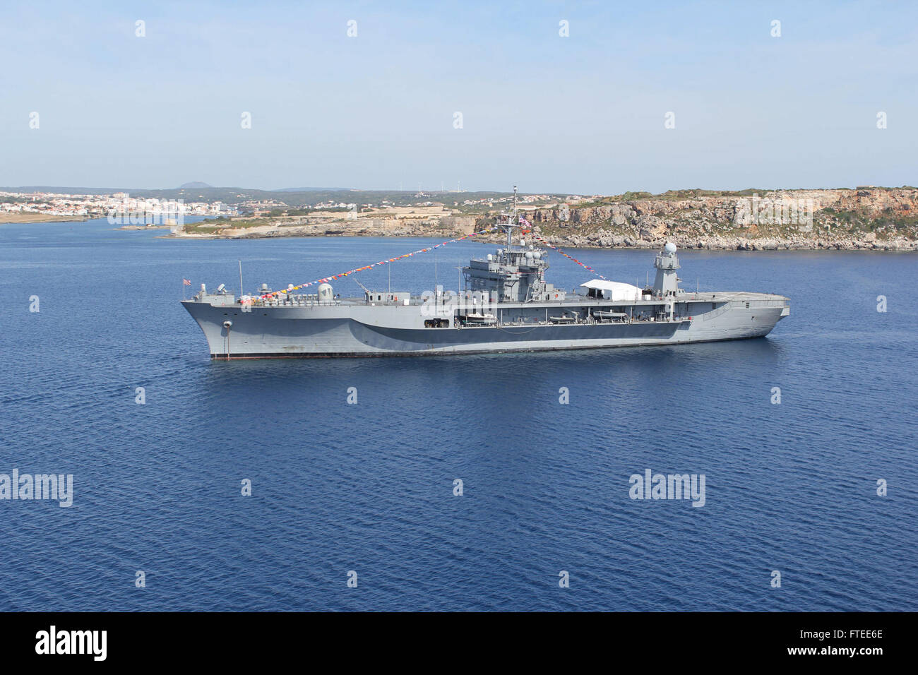 140511-N-BG563-100 MENORCA, Spanien (11. Mai 2014) das amphibische Kommando-Schiff USS Mount Whitney (LCC-20) vor der Küste von Menorca, Spanien während der NATO-geförderten verankert ist Übung Trident Jaguar 2014. Die Übung wurde entwickelt, um spezifischen Zweck und Bewertung Bedürfnisse und ist eine gemeinsame Fortbildungsveranstaltung Marine auffällig und Unterstützung Kräfte der NATO (STRIKFORNATO) als eine gemeinsame zentrale (maritime/expeditionary) zertifizieren. (Foto: U.S. Navy Lt. CMdR Scott "Smoke" Moak/freigegeben) Stockfoto