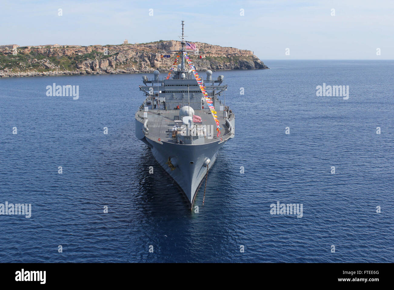 140511-N-BG563-101 MENORCA, Spanien (11. Mai 2014) das amphibische Kommando-Schiff USS Mount Whitney (LCC-20) vor der Küste von Menorca, Spanien während der NATO-geförderten verankert ist Übung Trident Jaguar 2014. Die Übung wurde entwickelt, um spezifischen Zweck und Bewertung Bedürfnisse und ist eine gemeinsame Fortbildungsveranstaltung Marine auffällig und Unterstützung Kräfte der NATO (STRIKFORNATO) als eine gemeinsame zentrale (maritime/expeditionary) zertifizieren. (Foto: U.S. Navy Lt. CMdR Scott "Smoke" Moak/freigegeben) Stockfoto