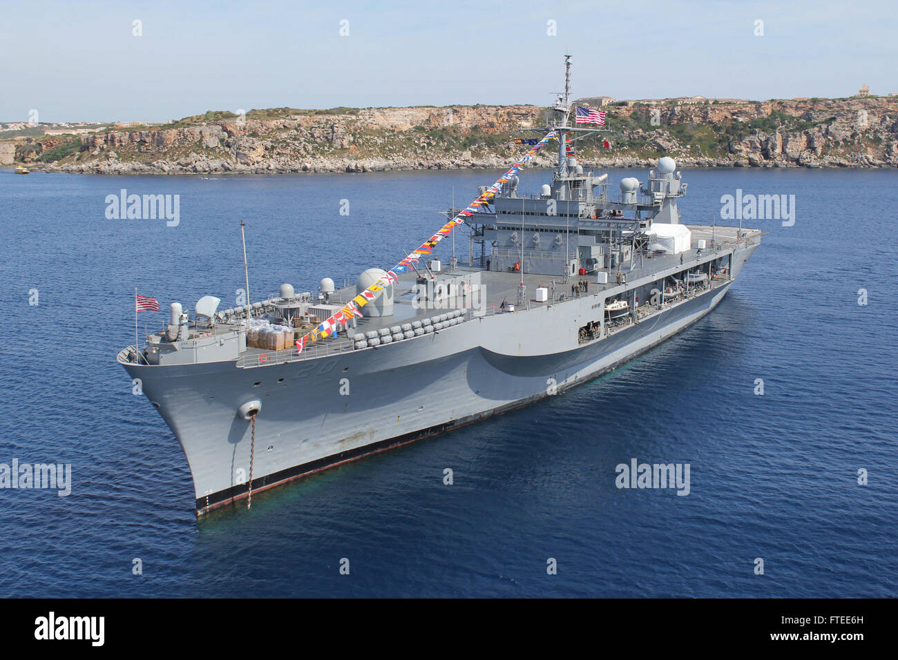 140511-N-BG563-102 MENORCA, Spanien (11. Mai 2014) das amphibische Kommando-Schiff USS Mount Whitney (LCC-20) vor der Küste von Menorca, Spanien während der NATO-geförderten verankert ist Übung Trident Jaguar 2014. Die Übung wurde entwickelt, um spezifischen Zweck und Bewertung Bedürfnisse und ist eine gemeinsame Fortbildungsveranstaltung Marine auffällig und Unterstützung Kräfte der NATO (STRIKFORNATO) als eine gemeinsame zentrale (maritime/expeditionary) zertifizieren. (Foto: U.S. Navy Lt. CMdR Scott "Smoke" Moak/freigegeben) Stockfoto
