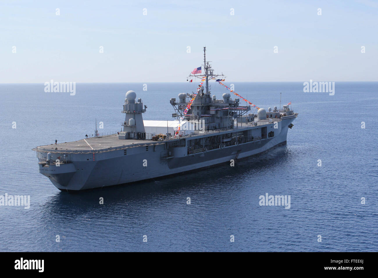 140511-N-BG563-103 MENORCA, Spanien (11. Mai 2014) das amphibische Kommando-Schiff USS Mount Whitney (LCC-20) vor der Küste von Menorca, Spanien während der NATO-geförderten verankert ist Übung Trident Jaguar 2014. Die Übung wurde entwickelt, um spezifischen Zweck und Bewertung Bedürfnisse und ist eine gemeinsame Fortbildungsveranstaltung Marine auffällig und Unterstützung Kräfte der NATO (STRIKFORNATO) als eine gemeinsame zentrale (maritime/expeditionary) zertifizieren. (Foto: U.S. Navy Lt. CMdR Scott "Smoke" Moak/freigegeben) Stockfoto