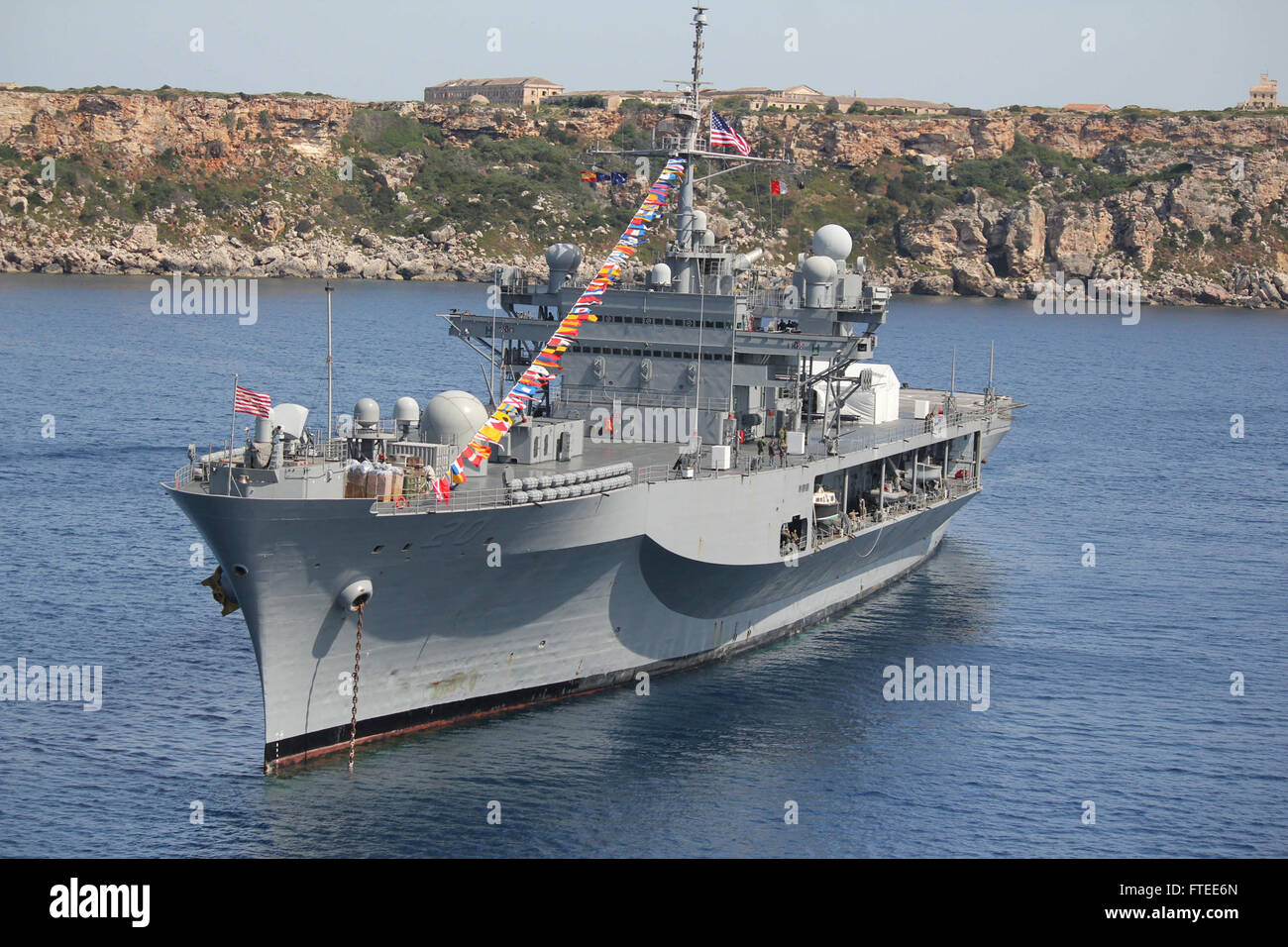 140511-N-BG563-104 MENORCA, Spanien (11. Mai 2014) das amphibische Kommando-Schiff USS Mount Whitney (LCC-20) vor der Küste von Menorca, Spanien während der NATO-geförderten verankert ist Übung Trident Jaguar 2014. Die Übung wurde entwickelt, um spezifischen Zweck und Bewertung Bedürfnisse und ist eine gemeinsame Fortbildungsveranstaltung Marine auffällig und Unterstützung Kräfte der NATO (STRIKFORNATO) als eine gemeinsame zentrale (maritime/expeditionary) zertifizieren. (Foto: U.S. Navy Lt. CMdR Scott "Smoke" Moak/freigegeben) Stockfoto