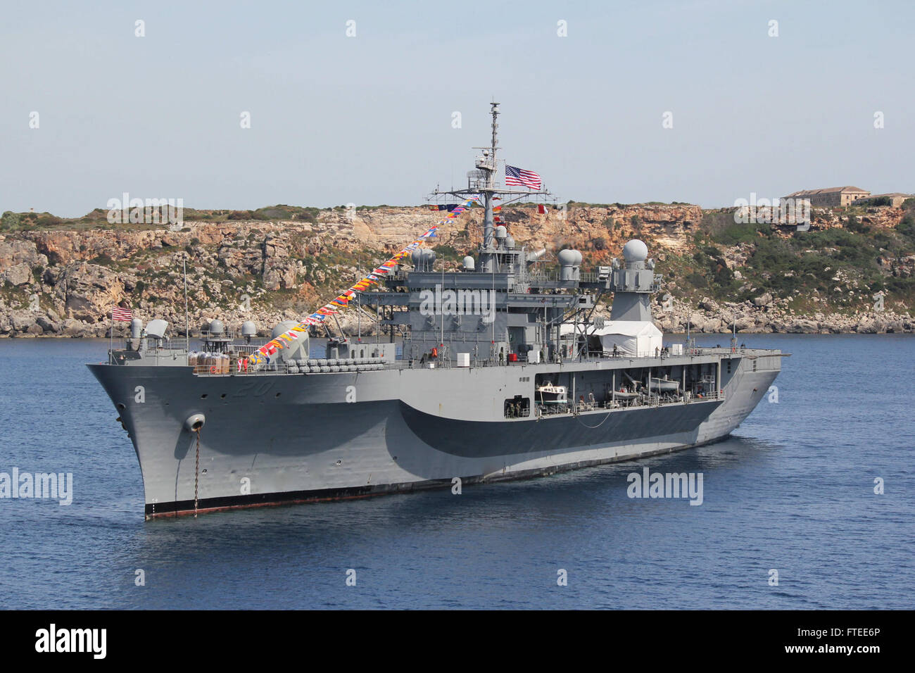 140511-N-BG563-107 MENORCA, Spanien (11. Mai 2014) das amphibische Kommando-Schiff USS Mount Whitney (LCC-20) vor der Küste von Menorca, Spanien während der NATO-geförderten verankert ist Übung Trident Jaguar 2014. Die Übung wurde entwickelt, um spezifischen Zweck und Bewertung Bedürfnisse und ist eine gemeinsame Fortbildungsveranstaltung Marine auffällig und Unterstützung Kräfte der NATO (STRIKFORNATO) als eine gemeinsame zentrale (maritime/expeditionary) zertifizieren. (Foto: U.S. Navy Lt. CMdR Scott "Smoke" Moak/freigegeben) Stockfoto