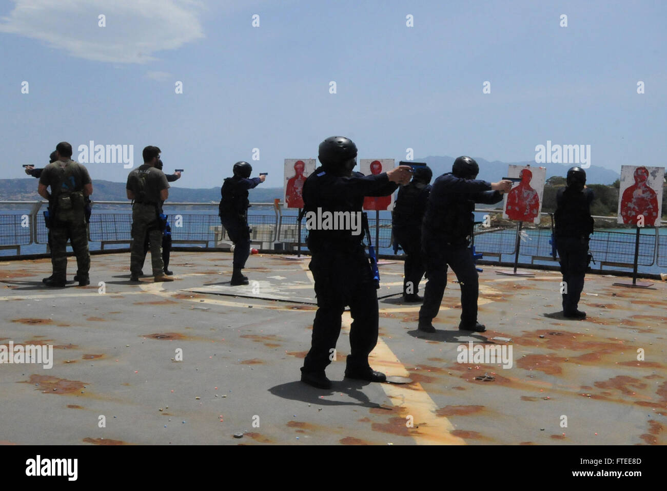 Ein Boarding-Team der griechischen Marine übt im Rahmen der Übung Phoenix Express 2014 in der griechischen Souda Bay, Griechenland, Kleinwaffen an Bord des NATO Maritime Interdiction Operational Training Center (NMIOTC)-Ausbildungsschiffs Aris aus, das darauf abzielt, die maritime Sicherheit im Mittelmeer zu verbessern. Stockfoto