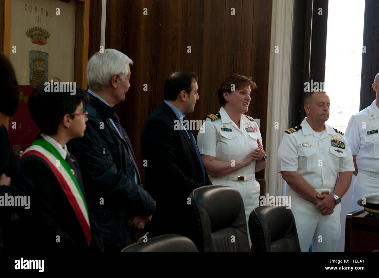 Ein Foto, auf dem Kommandant Katrina Hill von Patrol Squadron 9 während einer Preisverleihung in Motta, Sizilien, eine Rede hält, in der Seeleute für ihre ehrenamtlichen Bemühungen in der lokalen Gemeinde gewürdigt wurden. Das Bild zeigt die starke Verbindung zwischen Militärpersonal und dem sizilianischen Volk. Stockfoto