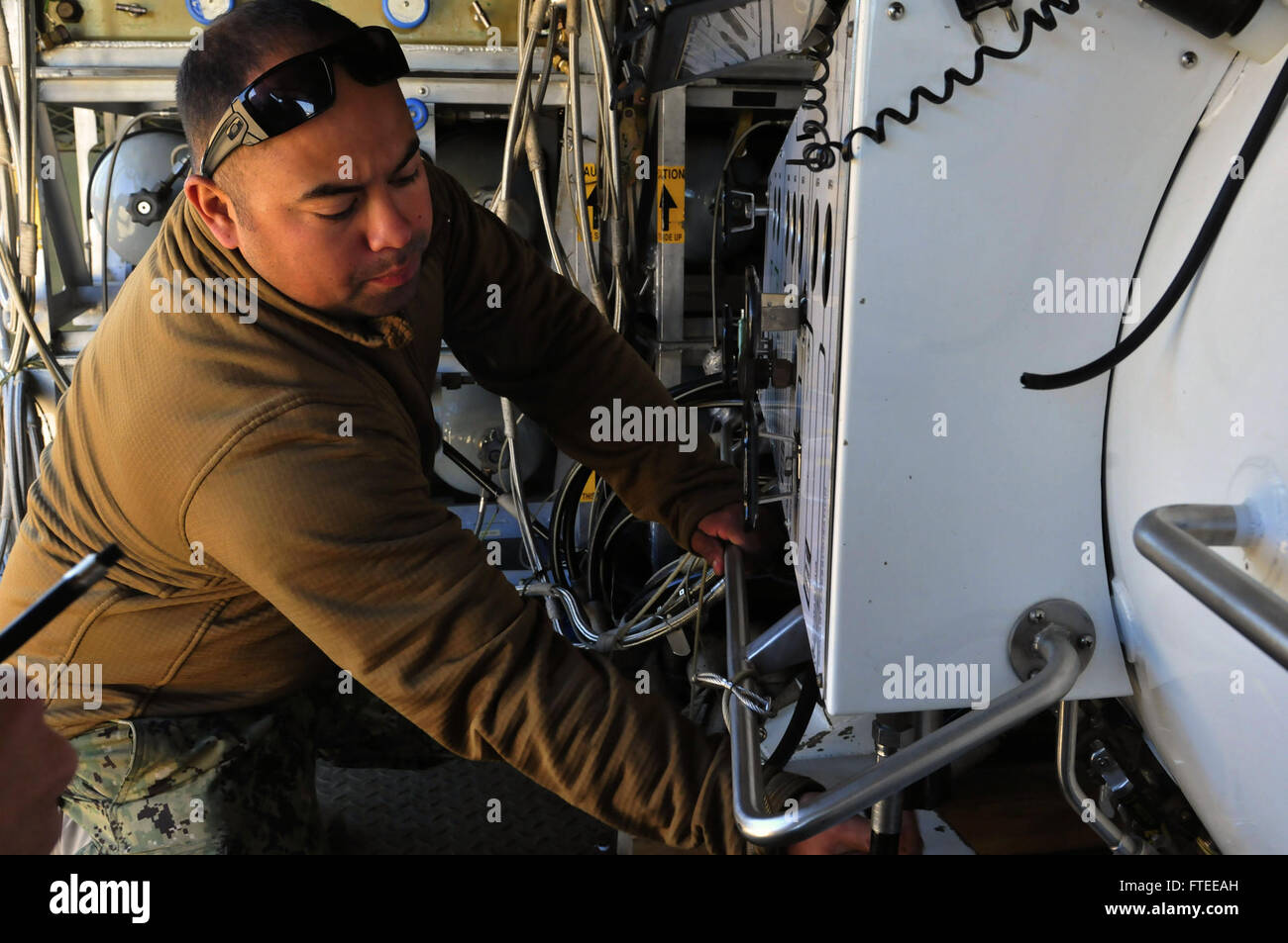 Navy Diver 1st Class Timothy Martinez von EODMU 8 führt Kontrollen an einer mobilen Rekompressionskammer in Lettland durch. Diese Kammer dient der Behandlung von Dekompressionskrankheiten, und die Operation ist Teil von Open Spirit, die sich auf die Beseitigung von Kampfmitteln aus dem Ersten und Zweiten Weltkrieg aus der Ostsee konzentriert. Stockfoto