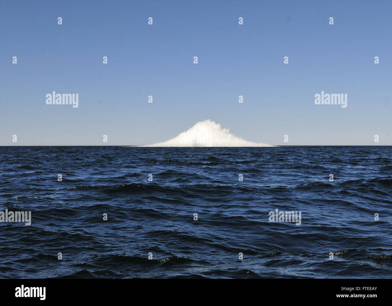 Auf diesem Bild vom Mai 2014 detoniert ein kanadisches Sprengstoffentsorgungsteam im Rahmen der multinationalen Open Spirit Operation eine deutsche Marinemine aus dem Zweiten Weltkrieg in der Ostsee, die gefährliche Kampfmittel beseitigen und die Sicherheit der Seeschifffahrt gewährleisten soll. Stockfoto