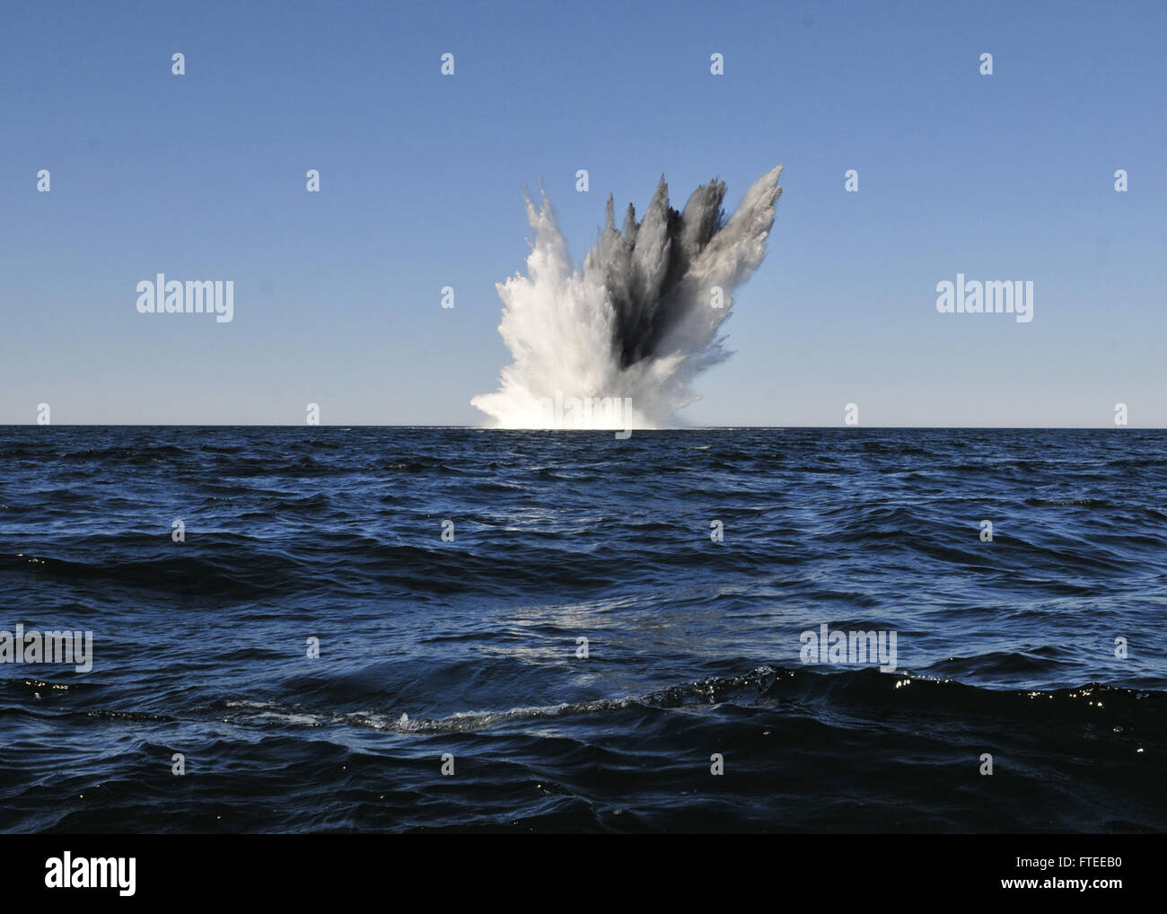 Ein kanadisches Sprengstoffentsorgungsteam detoniert sicher eine deutsche Marinemine aus dem Zweiten Weltkrieg in der Ostsee. Diese Operation, die Teil von Open Spirit 2014 ist, zielt darauf ab, gefährliche Kampfmittel aus dem Meeresboden zu entfernen und die Risiken für die Schifffahrt und die Umwelt zu verringern. Stockfoto