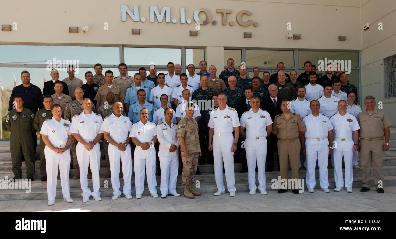 Seeleute aus mehreren Ländern nehmen an der multinationalen Übung Phoenix Express 2014 Teil, die auf die Erhöhung der maritimen Sicherheit im Mittelmeer abzielt, im NATO Maritime Interdiction Operational Training Center in Souda Bay, Griechenland. Stockfoto