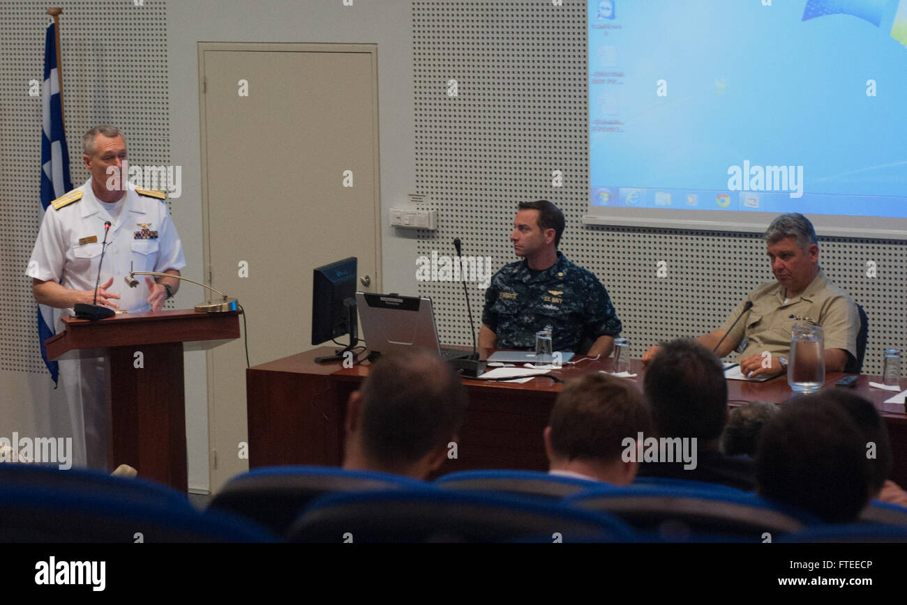 Konteradmiral Chris Sadler spricht bei der Markteinführung von Phoenix Express 2014 in Souda Bay, Griechenland. An dieser multinationalen maritimen Übung beteiligen sich nordafrikanische, europäische und US-amerikanische Marinestreitkräfte, die sich auf die Verbesserung der maritimen Sicherheit im Mittelmeer konzentrieren. Stockfoto