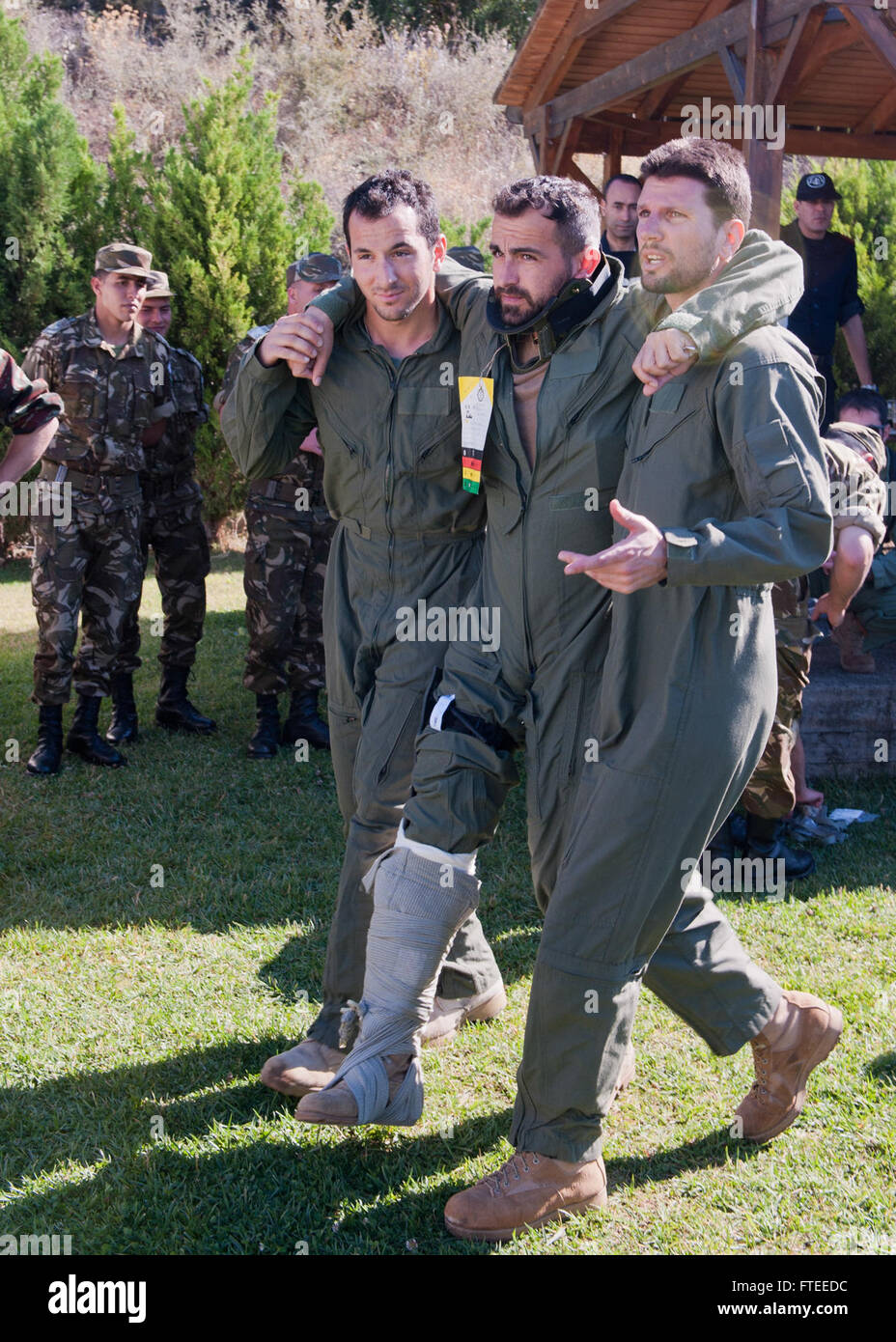 Im Mai 2014, während der Phoenix Express Übung im NATO Maritime Interdiction Operational Training Center in Souda Bay, Griechenland, führten multinationale Marinestreitkräfte eine Scheinevakuierung von Unfallopfern durch. Seeleute aus verschiedenen Ländern nahmen an der Ausbildung Teil, um die Sicherheit im Seeverkehr im Mittelmeer zu verbessern. Stockfoto