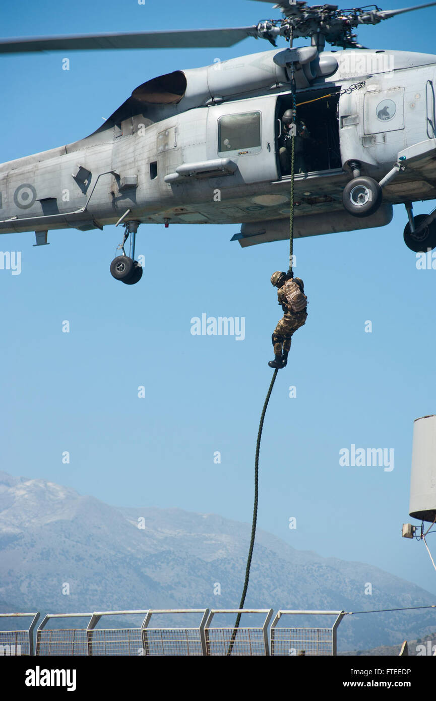 Ein Mitglied des algerischen Boarding-Teams schnappt sich von einem griechischen Hubschrauber auf das NATO-Schiff 'Aris' während der Übung Phoenix Express 2014 in der Souda Bay, Griechenland. Durch diese Maßnahme wird die Sicherheit des Seeverkehrs im Mittelmeerraum verbessert. Stockfoto