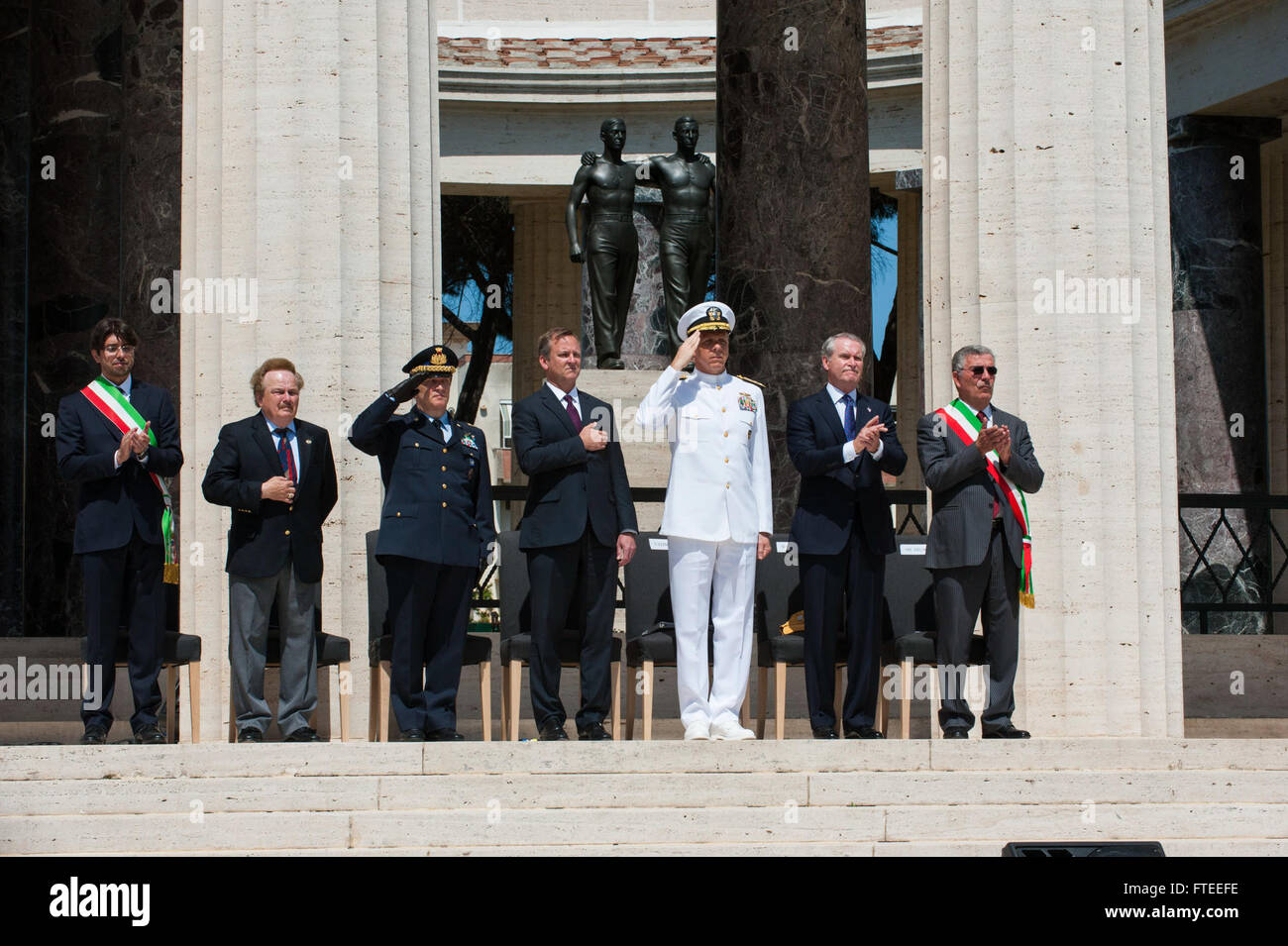 Phil Davidson, Kommandeur der 6. US-Flotte, ehrt gefallene Soldaten während der Gedenkfeier auf dem Sizilien-Rom-amerikanischen Friedhof in Nettuno, Italien, wo 7.861 amerikanische Soldaten begraben sind. Stockfoto
