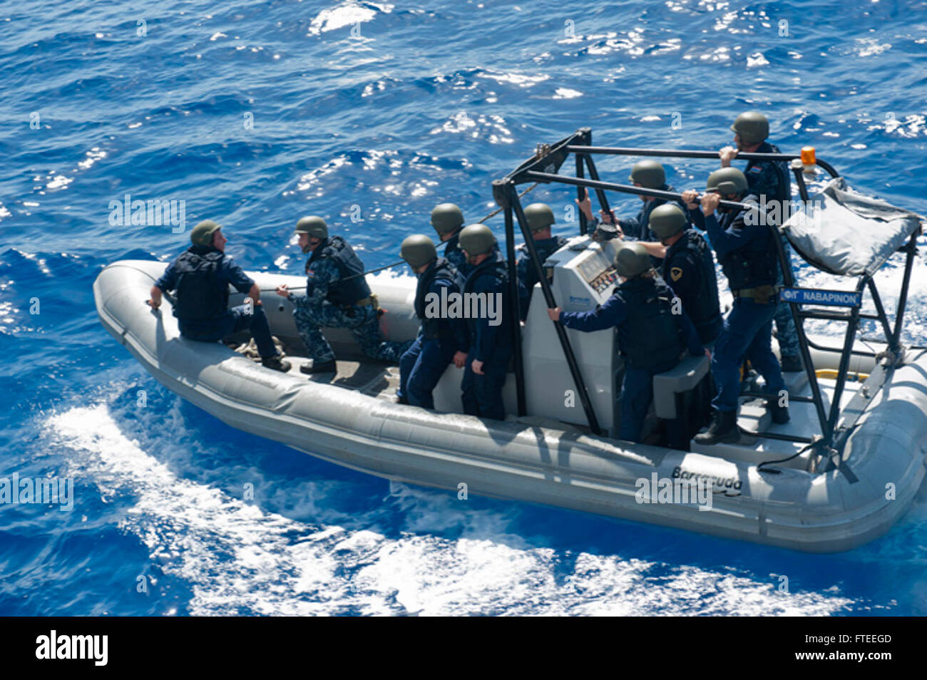 Eine Koalitionstruppe, bestehend aus griechischen und kroatischen Seeleuten, besteigt die Fregatte Hassan II der Royal Moroccan Navy im Rahmen der Phoenix Express 2014 Übung. Die multinationale Operation soll die Sicherheit im Seeverkehr im Mittelmeer verbessern. Stockfoto