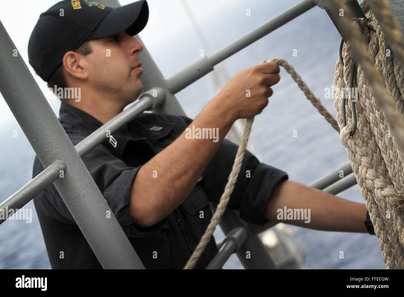 140529-N-JP302-002: Mittelmeer (29. Mai 2014) - Quartiermeister Seemann Marcus Noyola restows Linie auf dem Schiff Signal Brücke nach dem Hissen der Fahnen und Formen für eine Auffüllung auf See mit USNS John Lenthall (T-AO 189) an Bord der Mehrzweck amphibischer Angriff Schiff USS Bataan (LHD-5). Bataan, mit Elementen aus der 22. Marine Expeditionary Unit ist in den in USA operierende 6. Flotte von Operationen, die Reaktion auf die Krise der USA erweitern der Kräfte in der Region. (Foto: U.S. Navy Mass Communication Specialist 3. Klasse Chase Hawley/freigegeben) Nehmen Sie das Gespräch auf Twitter (https://twitter.c Stockfoto