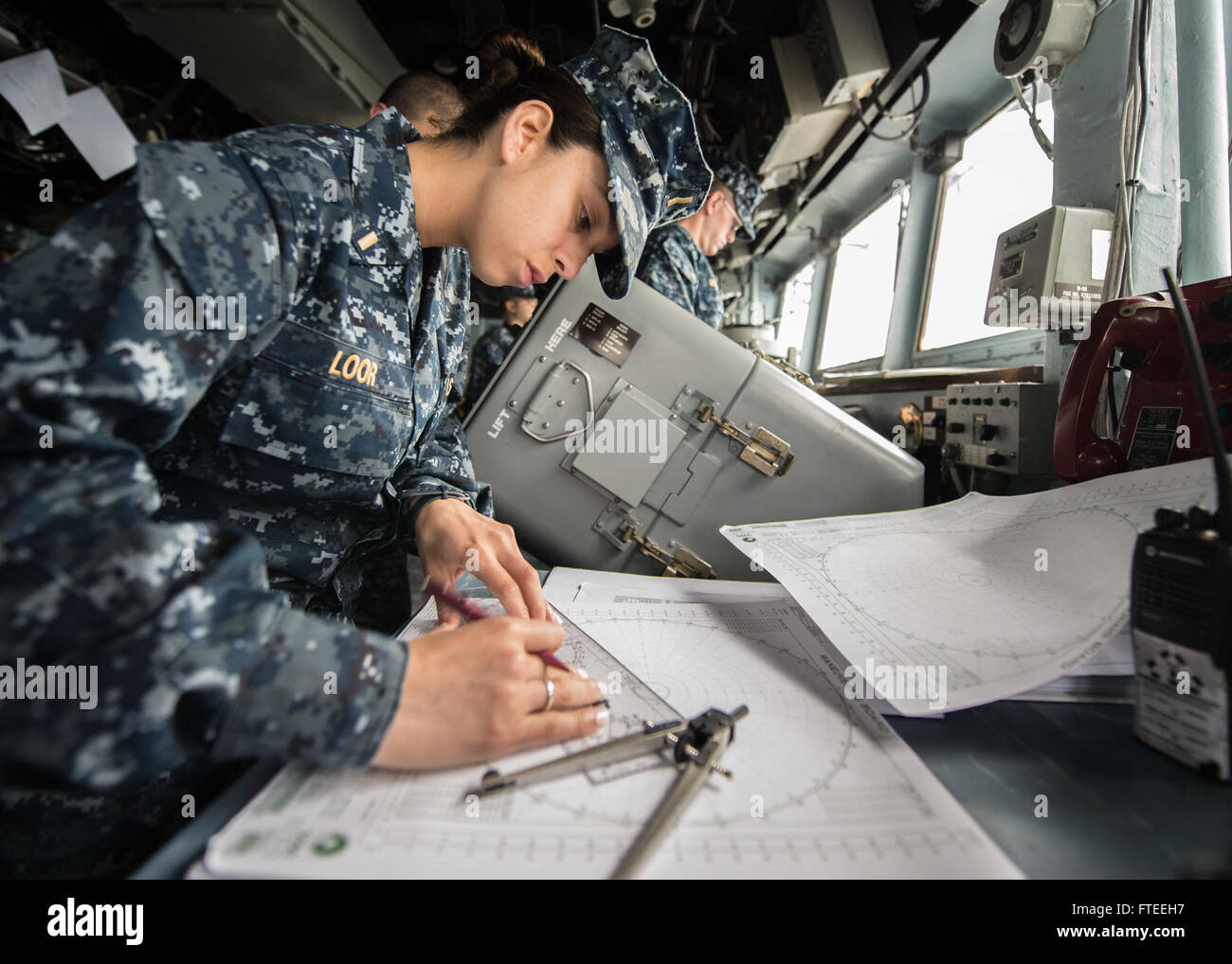 140530-N-KE519-009-Schwarzmeer (30. Mai 2014) - Ensign Karina Loor Grundstücke einen Kurs für die Ticonderoga-Klasse geführt-Raketenkreuzer USS Vella Gulf (CG-72) von der Brücke des Schiffs, wie das Schiff nähert sich Varna, Bulgarien. Vella-Golf in einer Multi-mission Rolle in den USA bereitgestellt wird 6. Flotte Einsatzgebiet für die regionale maritime Sicherheit beizutragen und Operationen der NATO und Bereitstellungen in der gesamten Region zu unterstützen. (Foto: U.S. Navy Mass Communication Specialist 3. Klasse Edward Guttierrez III/freigegeben)  Nehmen Sie das Gespräch auf Twitter (https://twitter.com/naveur navaf) folgen Sie uns auf Facebo Stockfoto 140530-N-KE519-009-Schwarzmeer (30. Mai 2014) - Ensign Karina Loor Grundstücke einen Kurs für die Ticonderoga-Klasse geführt-Raketenkreuzer USS Vella Gulf (CG-72) von der Brücke des Schiffs, wie das Schiff nähert sich Varna, Bulgarien. Vella-Golf in einer Multi-mission Rolle in den USA bereitgestellt wird 6. Flotte Einsatzgebiet für die regionale maritime Sicherheit beizutragen und Operationen der NATO und Bereitstellungen in der gesamten Region zu unterstützen. (Foto: U.S. Navy Mass Communication Specialist 3. Klasse Edward Guttierrez III/freigegeben)  Nehmen Sie das Gespräch auf Twitter (https://twitter.com/naveur navaf) folgen Sie uns auf Facebo Stockfoto