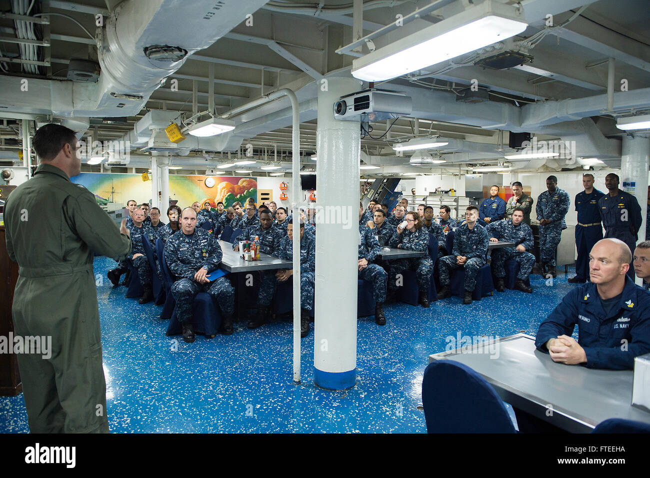 140530-N-EZ054-026 Atlantik (30. Mai 2014) Captain Craig A. Clapperton, Kommandierender Offizier der USS Mount Whitney (LCC20) spricht zu den Seeleuten, die Mount Whitney während alle Hände rufen an Bord der Mount Whitney zugewiesen. Mount Whitney, Gridley in Gaeta, Italien, ist den USA 6. Flotte Flaggschiff und arbeitet mit einer kombinierten Mannschaft von US-Segler und Military Sealift Command (MSC) Zivildienst Seeleute. (Foto: U.S. Navy Mass Communication Specialist 3. Klasse Luis R. Chavez Jr/freigegeben) Stockfoto