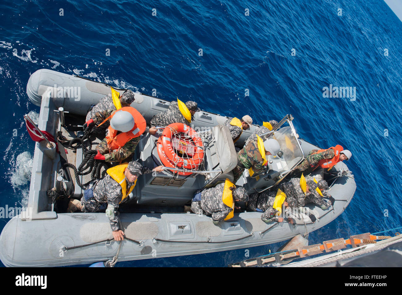 Ein libysches Boarding-Team bereitet sich während der Phoenix Express 2014, einer multinationalen maritimen Übung zur Verbesserung der Sicherheit und Gefahrenabwehr im Mittelmeerraum, auf das Containerschiff MV Antares vor. Stockfoto