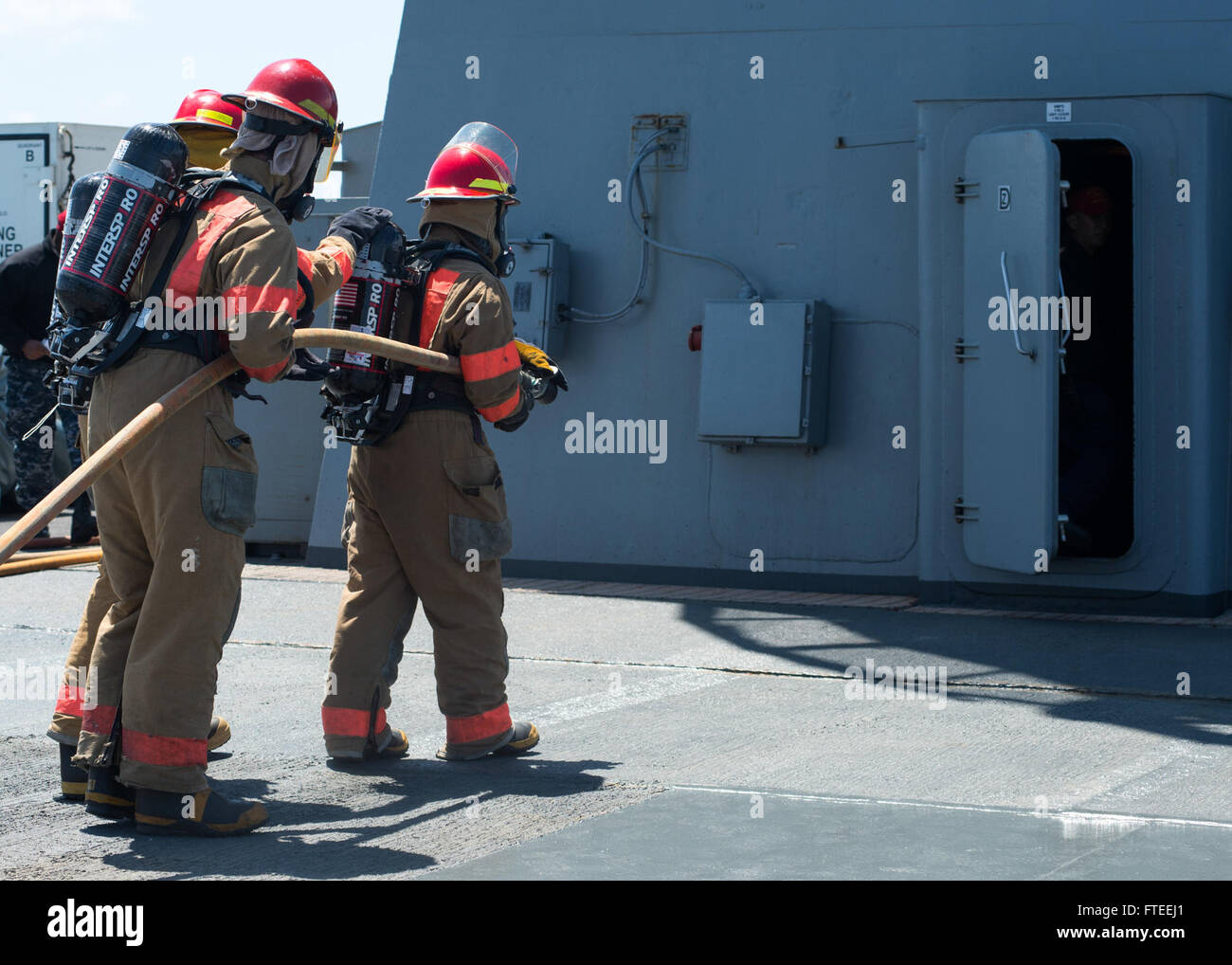 140531-N-EZ054-076 Atlantik (31. Mai 2014) Segler USS Mount Whitney (LCC20) befestigt Ansatz die Gegend, wo ein Feuer während eine Schadensbegrenzung Trainingsszenario an Bord der Mount Whitney gemeldet wurde. Mount Whitney, Gridley in Gaeta, Italien, ist den USA 6. Flotte Flaggschiff und arbeitet mit einer kombinierten Mannschaft von US-Segler und Military Sealift Command (MSC) Zivildienst Seeleute. (Foto: U.S. Navy Mass Communication Specialist 3. Klasse Luis R. Chavez Jr/freigegeben) Stockfoto