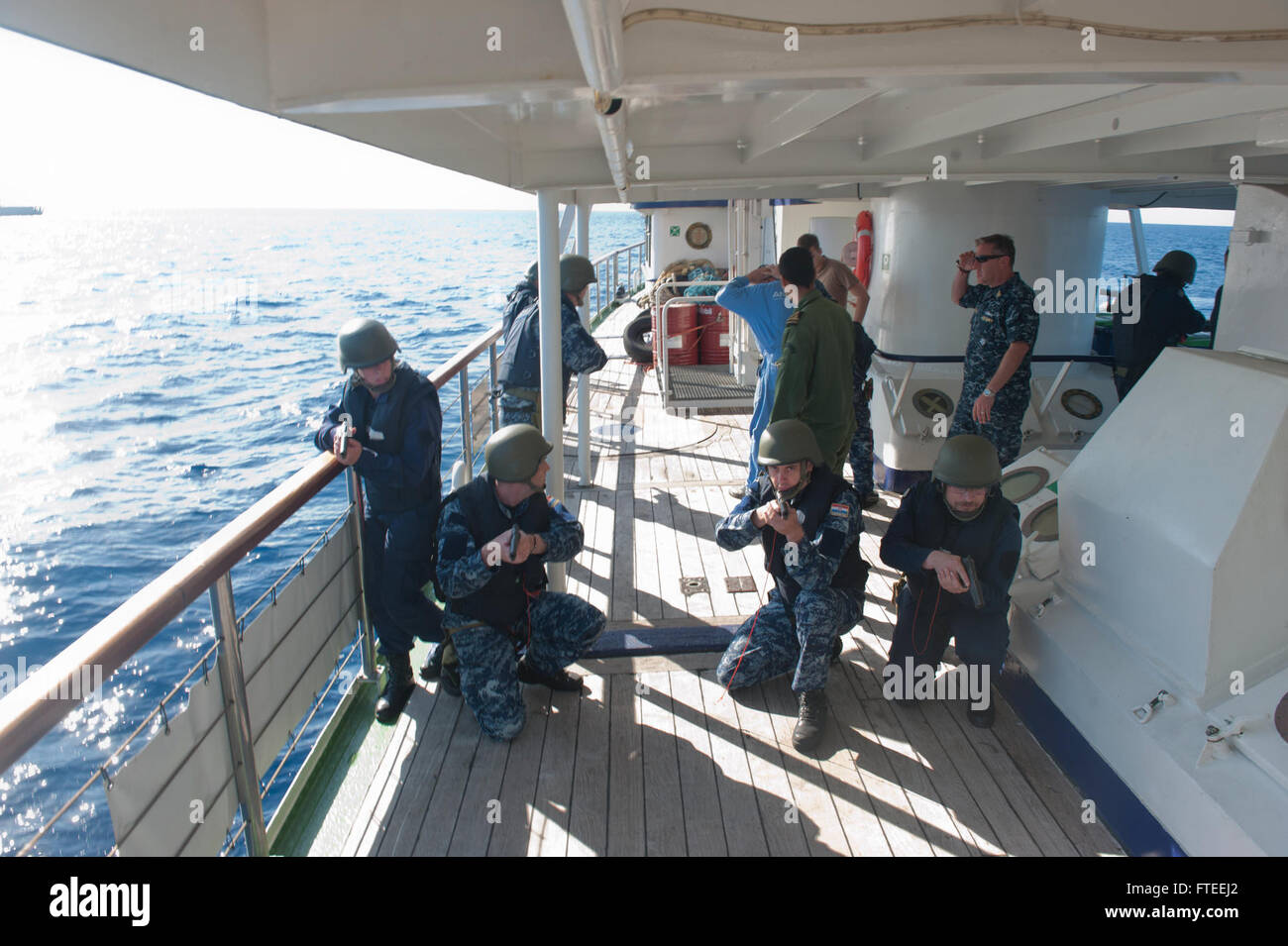 Ein griechisches und kroatisches Boarding-Team führt Operationen an Bord der MV Antares während Phoenix Express durch, einer von den USA gesponserten multinationalen Übung zur Verbesserung der Sicherheit und Gefahrenabwehr im Mittelmeer. An dieser Übung beteiligen sich nordafrikanische, europäische und US-amerikanische Marinestreitkräfte. Stockfoto