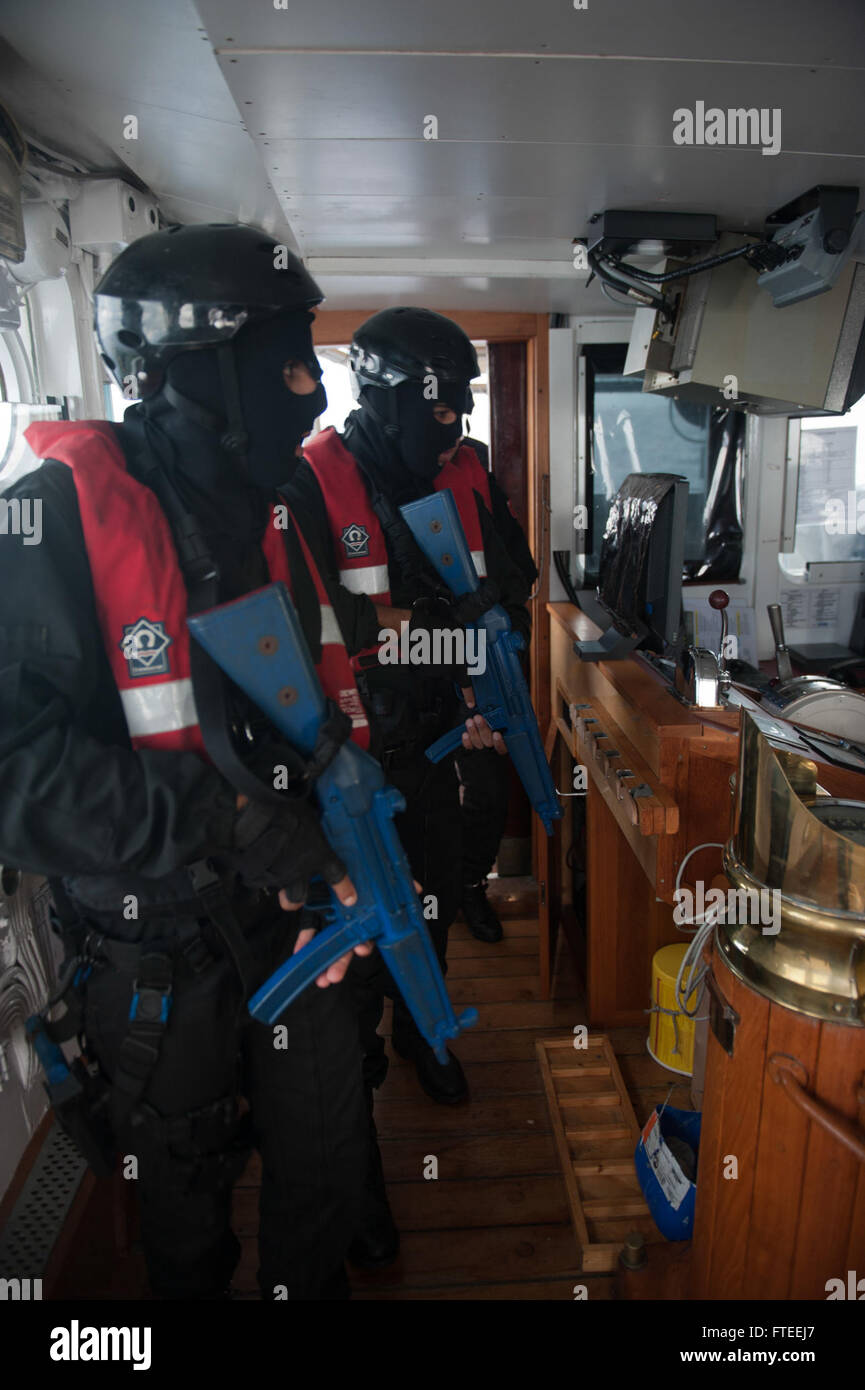 Am 1. Juni 2014, während der multinationalen maritimen Übung von Phoenix Express im Mittelmeer, begannen marokkanische Spezialkräfte, die Kontrolle über die Brücke der MV Antares zu übernehmen. Ziel dieser Maßnahme war es, die Sicherheit und Gefahrenabwehr im Seeverkehr zu verbessern. Stockfoto