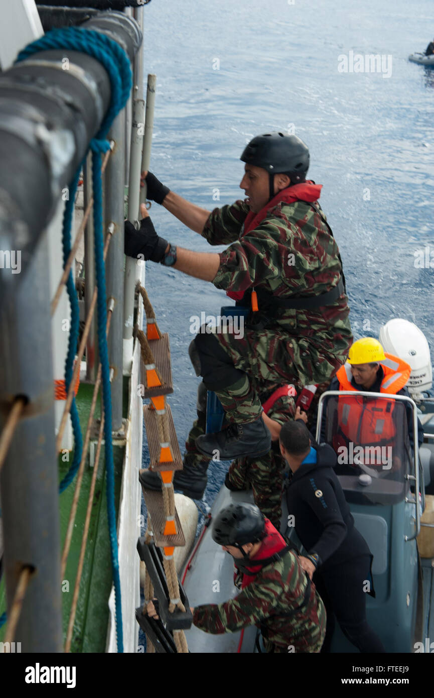 Marokkanisches Marinepersonal besteigt die MV Antares, ein Containerschiff, als Teil der multinationalen maritimen Übung Phoenix Express 2014 im Mittelmeer. Mit dieser Übung soll die Sicherheit und Gefahrenabwehr im Seeverkehr in Nordafrika und Europa verbessert werden. Stockfoto