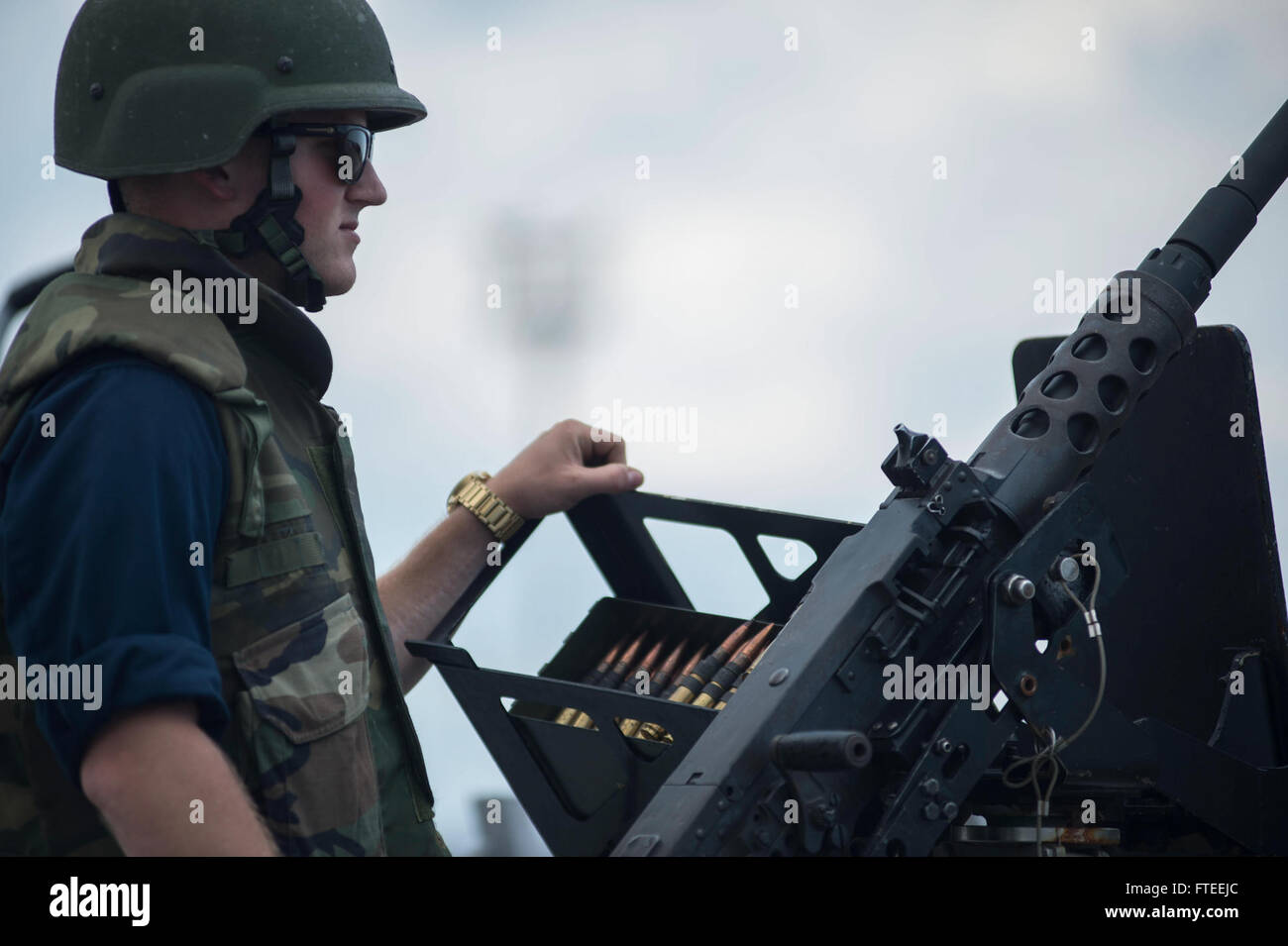 140601-N-YO152-036: ROTA, Spanien (1. Juni 2014) - Feuer Controlman 2. Klasse Zachary Lane steht Uhr auf dem achtern.50 Kaliber-Maschine Gewehr-Berg im Meer und Anker Detail an Bord USS Oscar Austin (DDG-79). Oscar Austin, Gridley in Norfolk, Virginia, ist auf eine geplante Bereitstellung maritimer Sicherheitsoperationen und Theater Zusammenarbeit Effortsin den USA 6. Flotte Sicherheitsbereich von Operationen zu unterstützen. (Foto: U.S. Navy Mass Communication Specialist 3. Klasse DJ Revell/freigegeben) Stockfoto