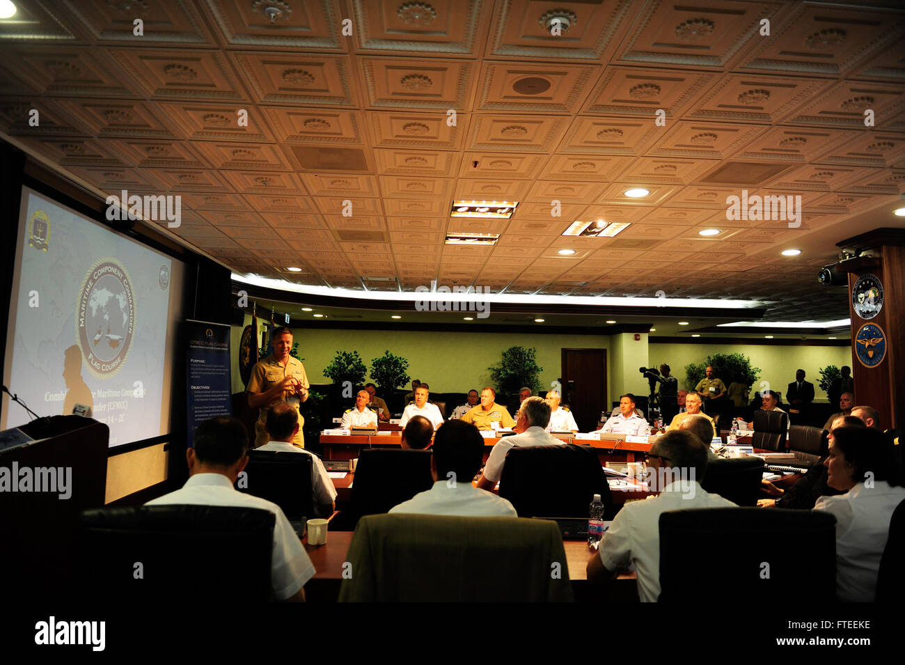 Dieses Foto vom 2. Juni 2014 zeigt Vize-ADM Phil Davidson, Kommandant der 6. US-Flotte, die Eröffnungsbemerkungen beim CFMCC-Kurs für Flaggenoffiziere in Neapel, Italien, hält. Der Kurs, der vom U.S. Naval war College durchgeführt wurde, zielte darauf ab, die maritime Sicherheit und die Ausbildung von Führungskräften zu fördern. Stockfoto