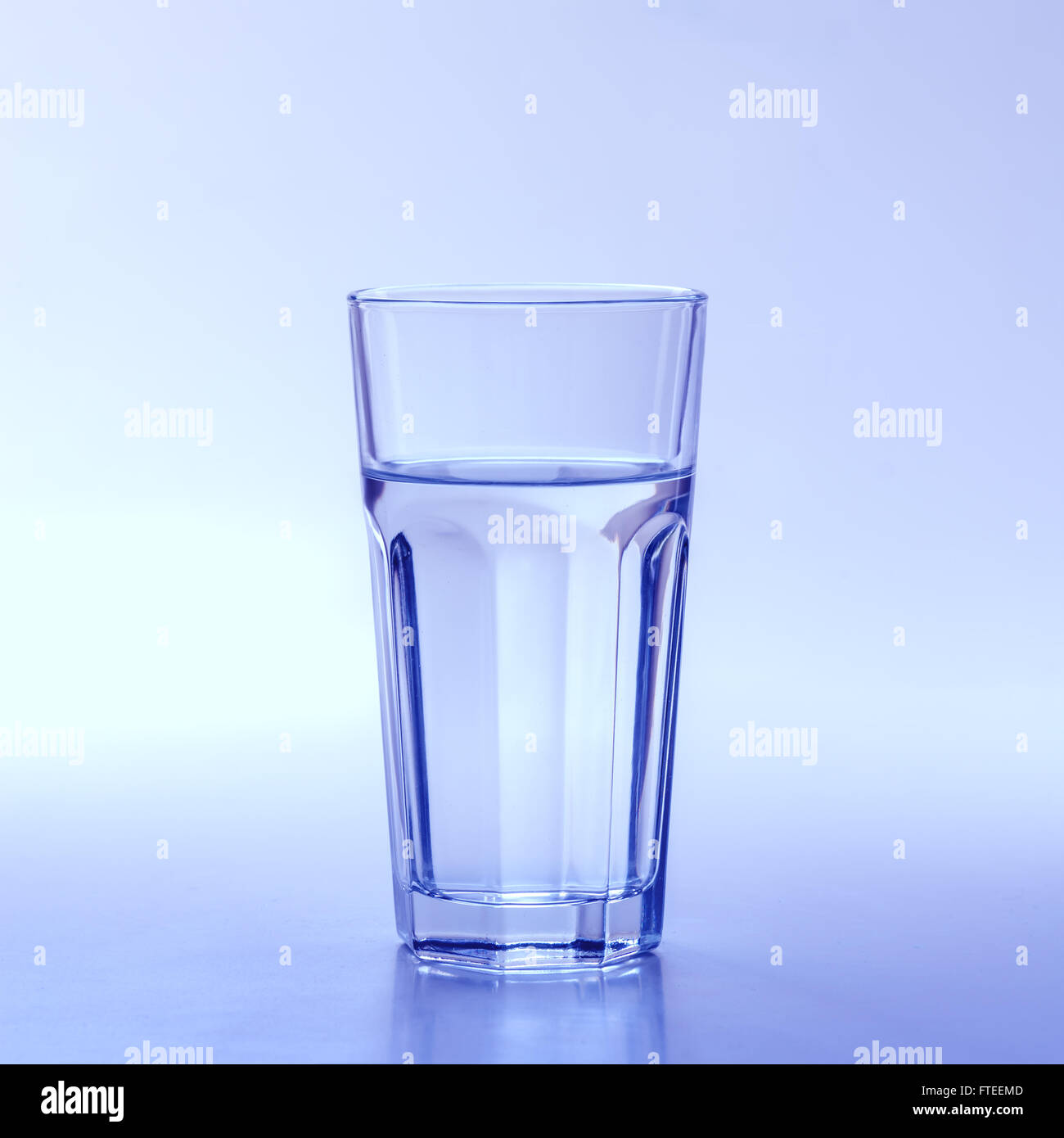 Glas Wasser hautnah Stockfoto