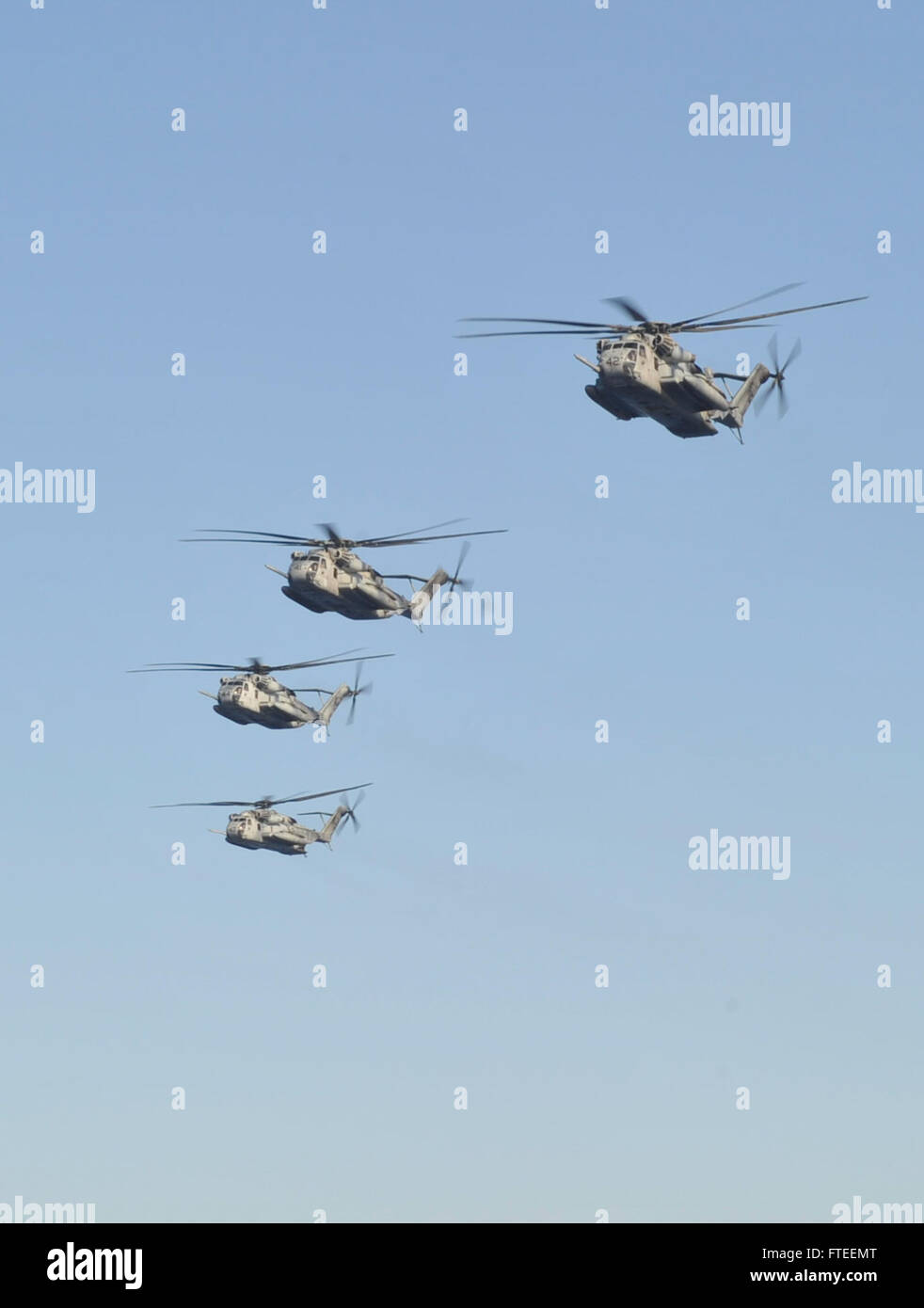 140605-N-AO823-027-Mittelmeer (5. Juni 2014)--vier CH-53 Super Hengste tragen Post nähern Mehrzweck amphibischer Angriff Schiff USS Bataan (LHD-5).  Bataan, mit Elementen aus der 22. Marine Expeditionary Unit ist in den USA operierende 6. Flotte von Operationen, die Reaktion auf die Krise der USA erweitern der Kräfte in der Region. (Foto: U.S. Navy Masse Kommunikation Spezialist Seemann Lehrling Michael J. Lieberknecht / veröffentlicht) www.facebook.com/ussbataan (http://www.facebook.com/ussbataan) Stockfoto