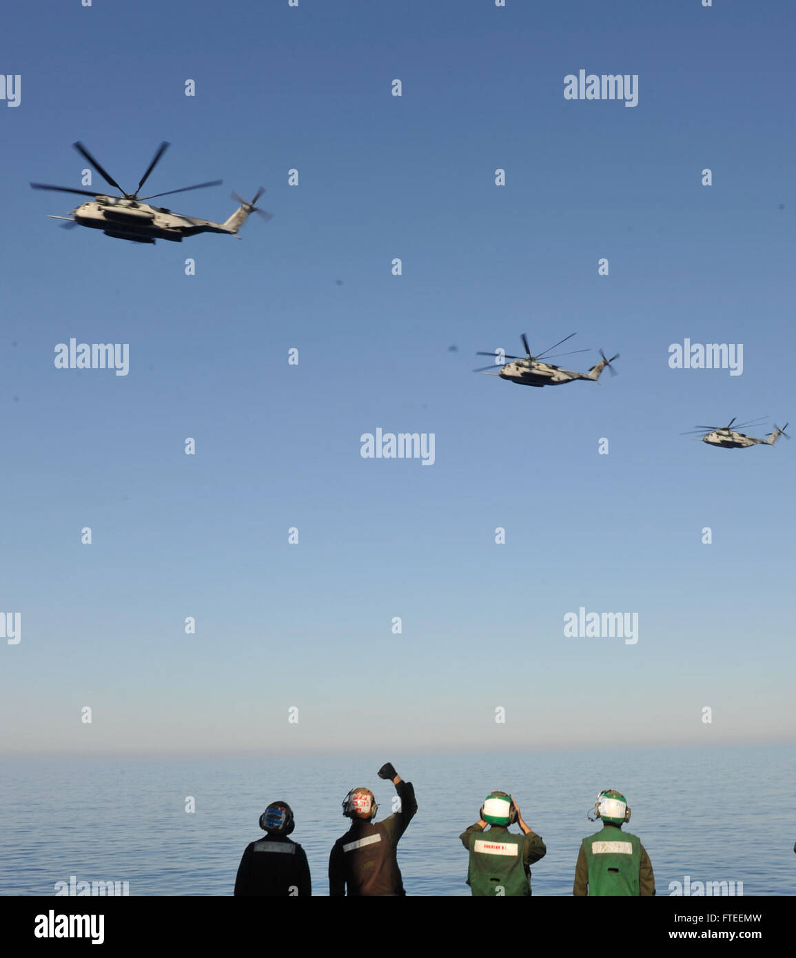 140605-N-AO823-039-Mittelmeer (5. Juni 2014)--Segler beobachten drei CH-53 Super Hengste tragen Post Ansatz Mehrzweck amphibischer Angriff Schiff USS Bataan (LHD-5).  Bataan, mit Elementen aus der 22. Marine Expeditionary Unit ist in den USA operierende 6. Flotte von Operationen, die Reaktion auf die Krise der USA erweitern der Kräfte in der Region. (Foto: U.S. Navy Masse Kommunikation Spezialist Seemann Lehrling Michael J. Lieberknecht / veröffentlicht) www.facebook.com/ussbataan (http://www.facebook.com/ussbataan) Stockfoto