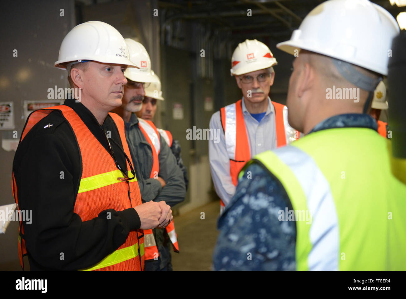 151005-N-LN337-144 NAVAL SUPPORT FACILITY DEVESELU, Rumänien (5. Oktober 2015) - Rear Admiral Johnny Wolfe, Missile Defense Agency Program Manager für Aegis Ballistic Missile Defense in Dahlgren, Virginia, spricht mit Personal während einer Tournee der Aegis an Land Missile Defense System am Naval Support Facility (NSF) Deveselu 5. Oktober 2015.  Während seines Besuchs konnte Wolfe tour die Installation, sprechen mit den Seeleuten und den Gesamtfortschritt der Bau an der Basis zu sehen. NSF-Deveselu, eine Schirmherrschaft an Land Missile Defense Anlage befindet sich in Süden-zentralem Rumänien, ist Heimat der Aegis an Land Rakete Defens Stockfoto